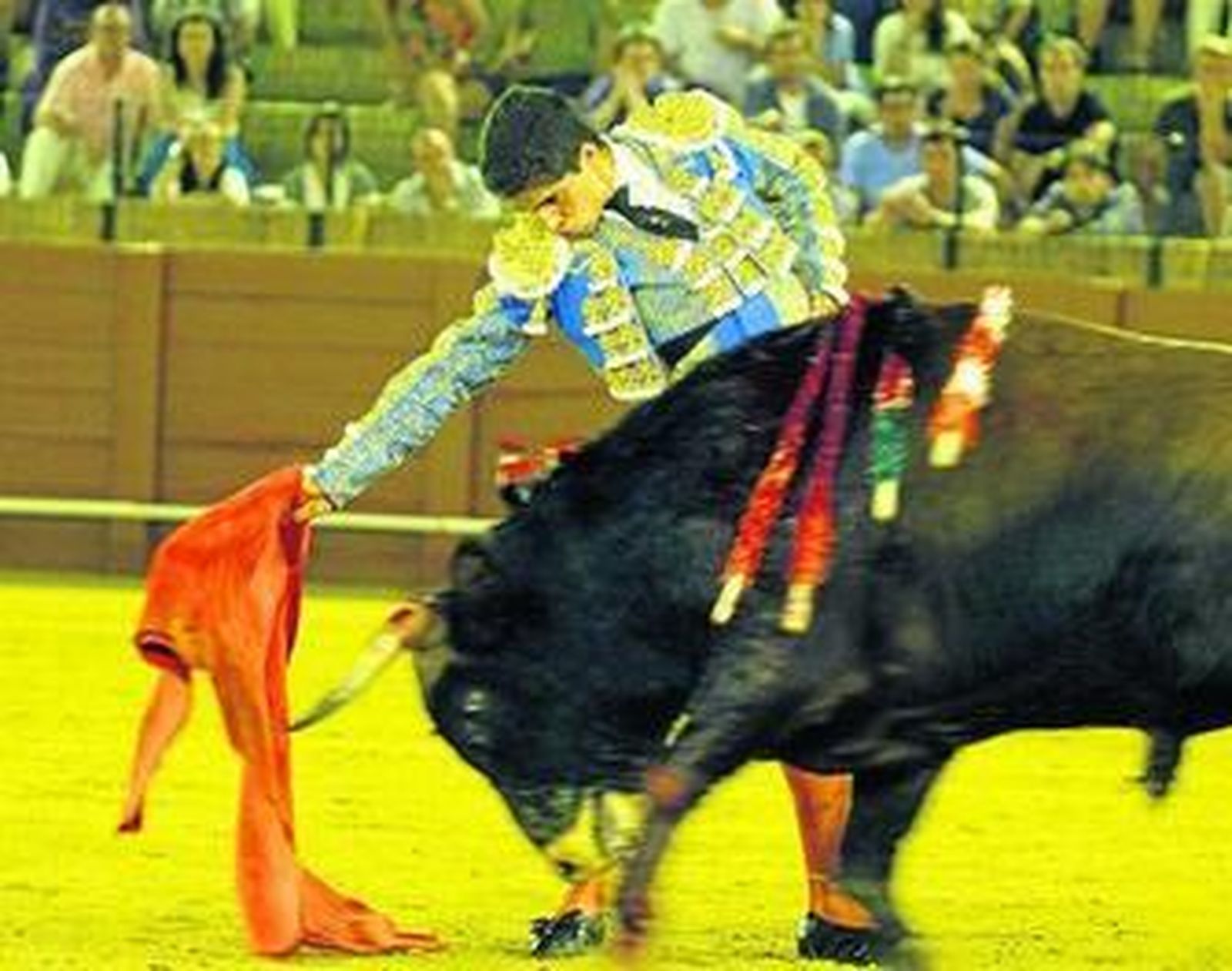 El novillero extremeño Rafael Cerro, en imagen de archivo, dibuja un derechazo.