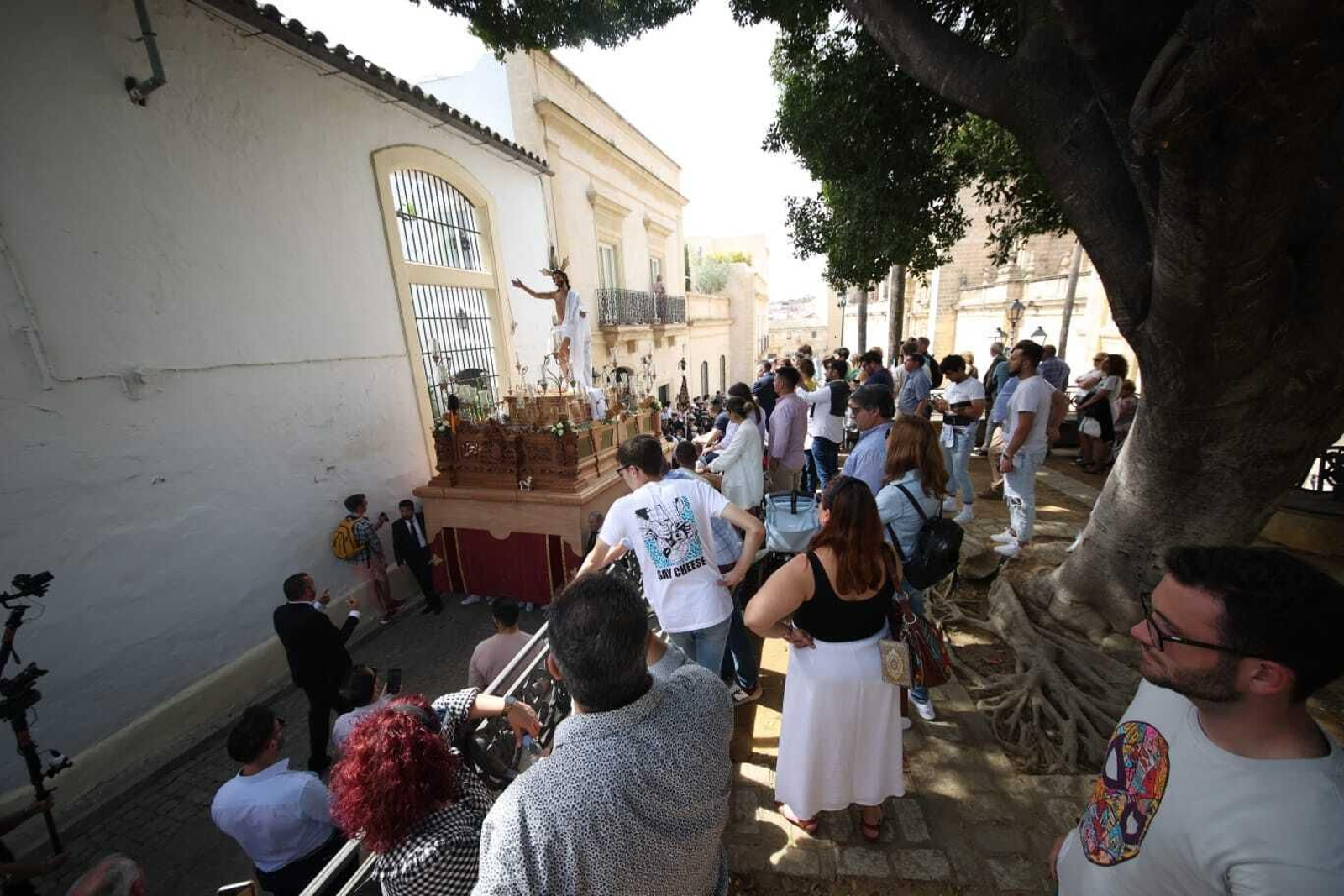 Las imágenes de la salida procesional de la hermandad del Resucitado.