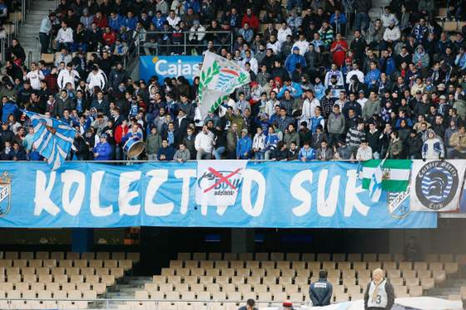 Los aficionados del Xerez ven complicada su permanencia en la Liga BBVA, como demuestra la pancarta exhibida en fondo sur. 

Foto: Pascual