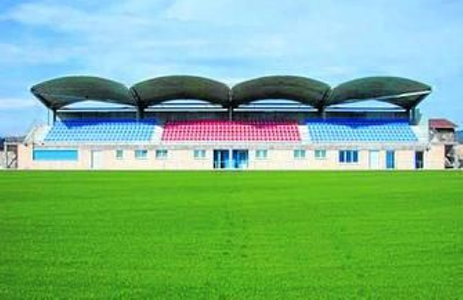 Vista general de la grada de tribuna de Urrixte, con capacidad para 500 espectadores.
