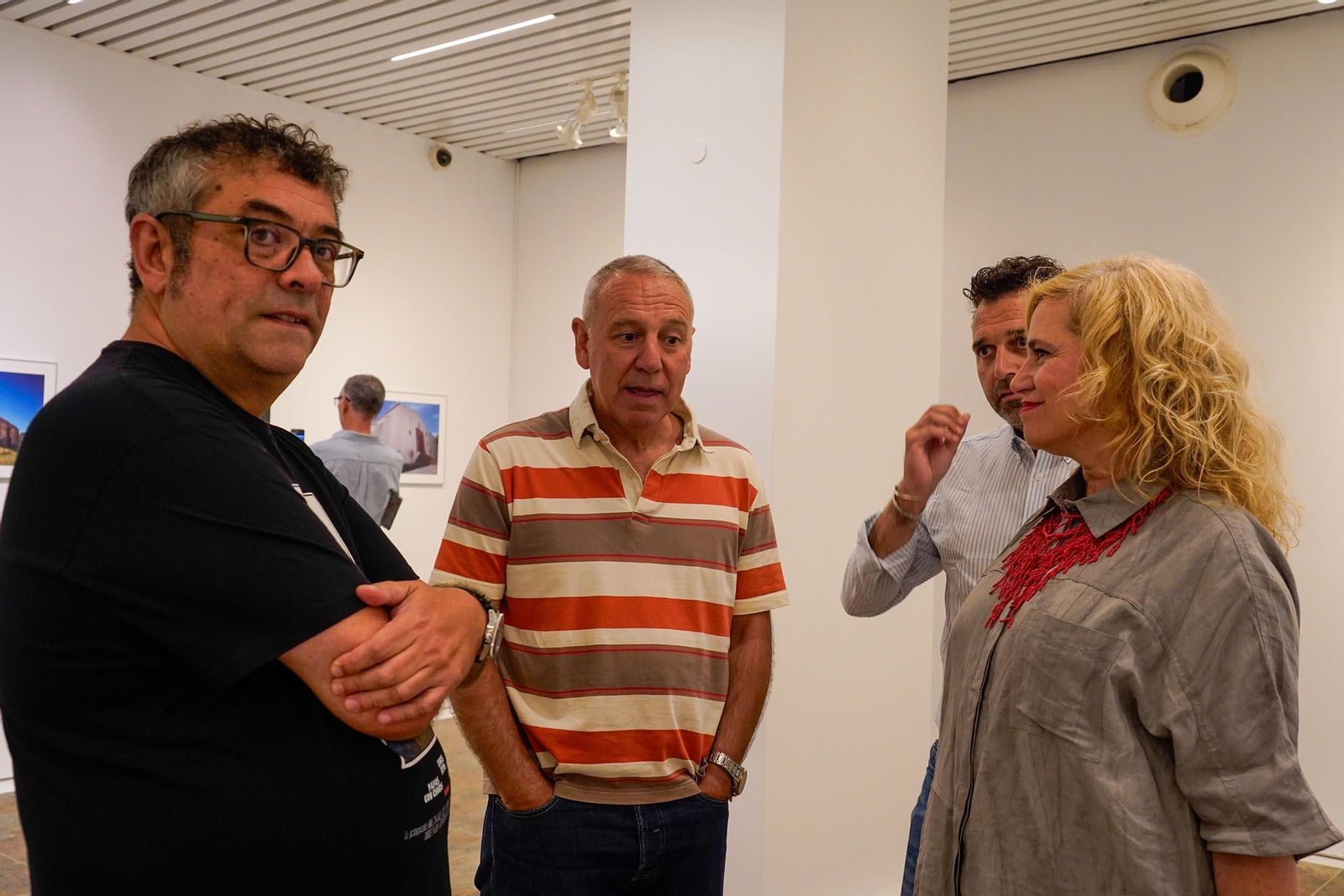Imágenes de la inauguración de la exposición 'Ermitas de repoblación en la Sierra de Huelva' por La diputada de Cultura, Gracia Baquero, y el autor de la exposición, Jorge Garrido.