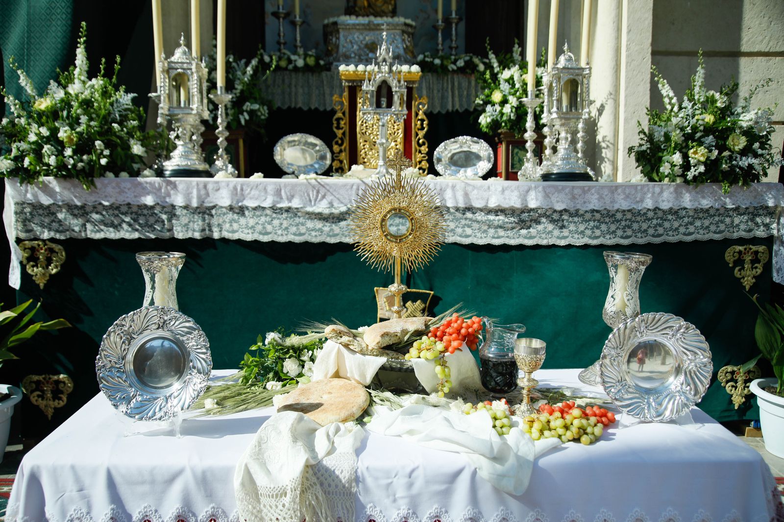 Imágenes de la procesión del Corpus Christi en Almería: así han sido la misa y la posterior marcha por la capital