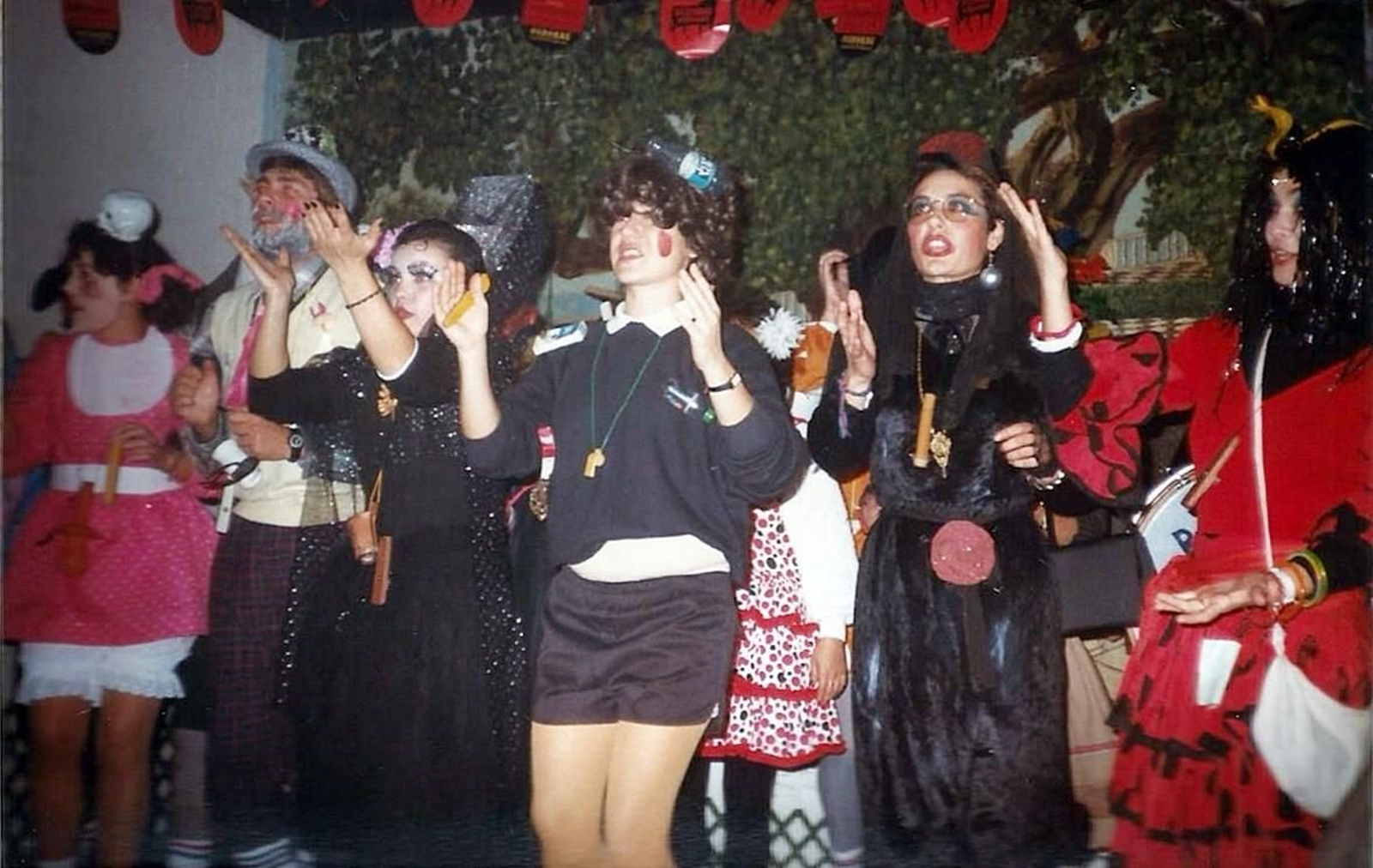 Fotos históricas de la primera chirigota callejera realizada por mujeres