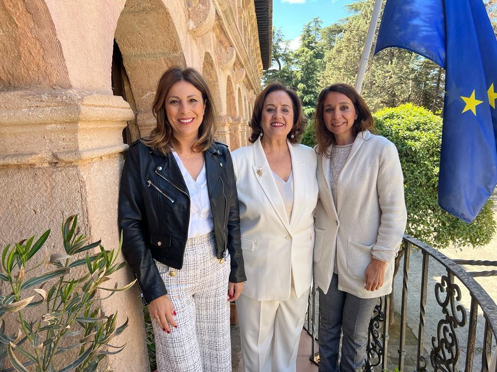 María Jesús Becerra, la alcaldesa de Ronda  y la delegada municipal de Fiestas.