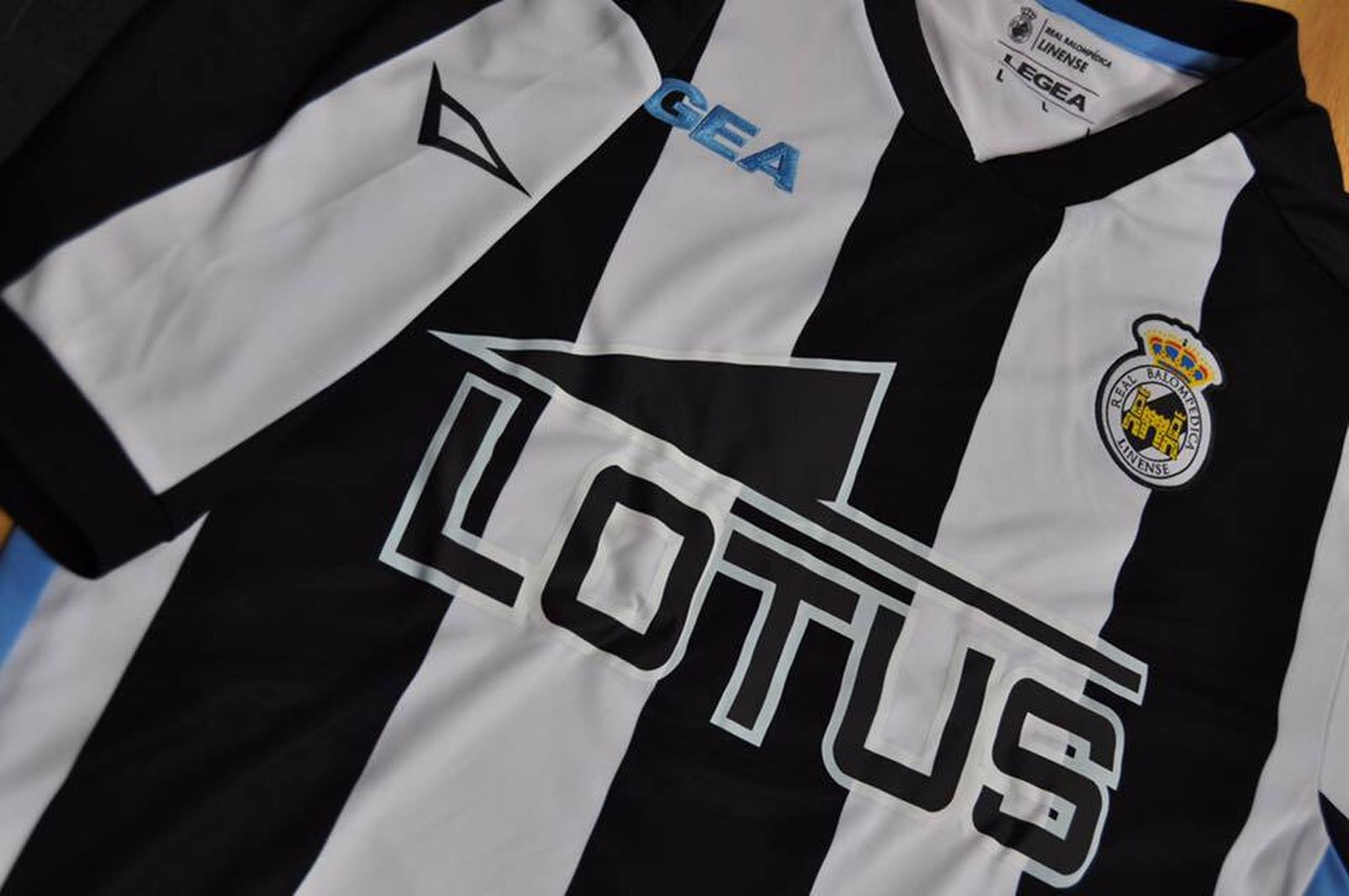 La nueva equipación de la Balompédica.