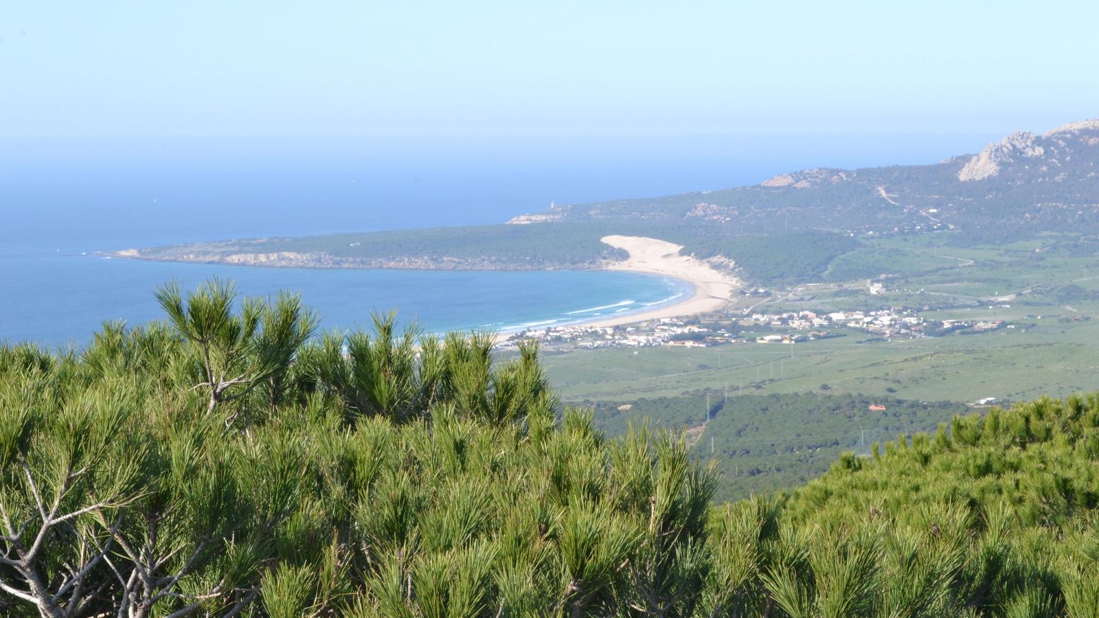 Vistas de la ensenada de Bolonia desde el punto más alto de la ruta de Betijuelo