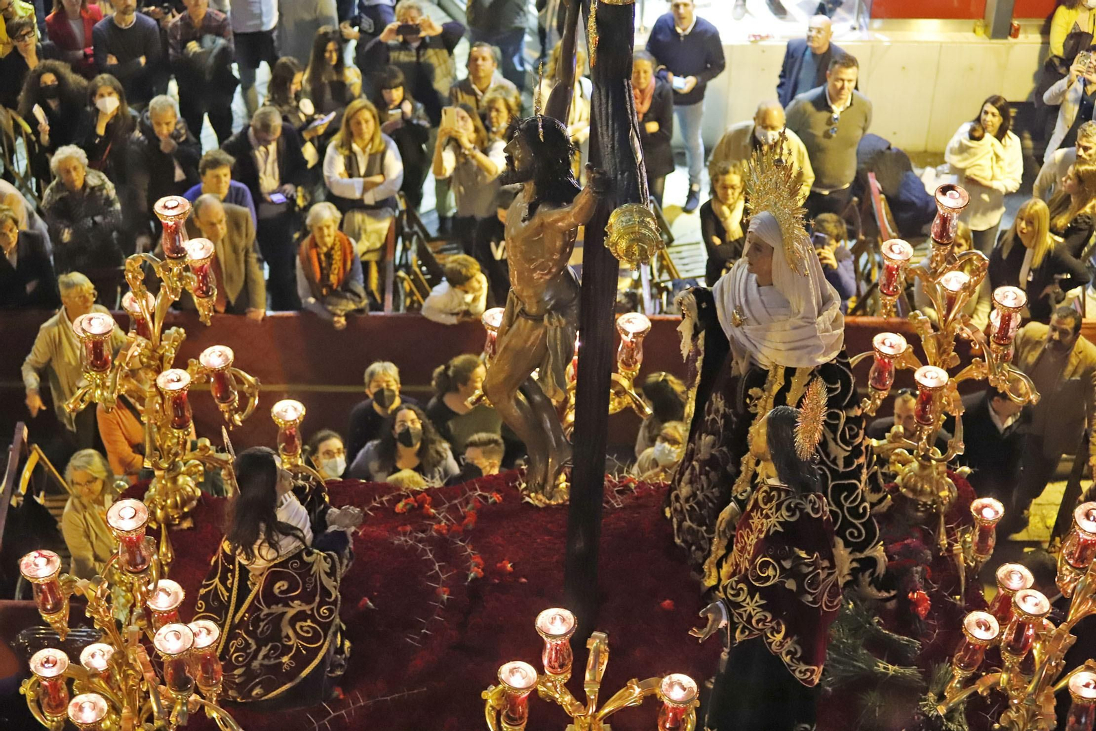 Imágenes de la estación de penitencia de la Hermandad de La Esperanza de Huelva