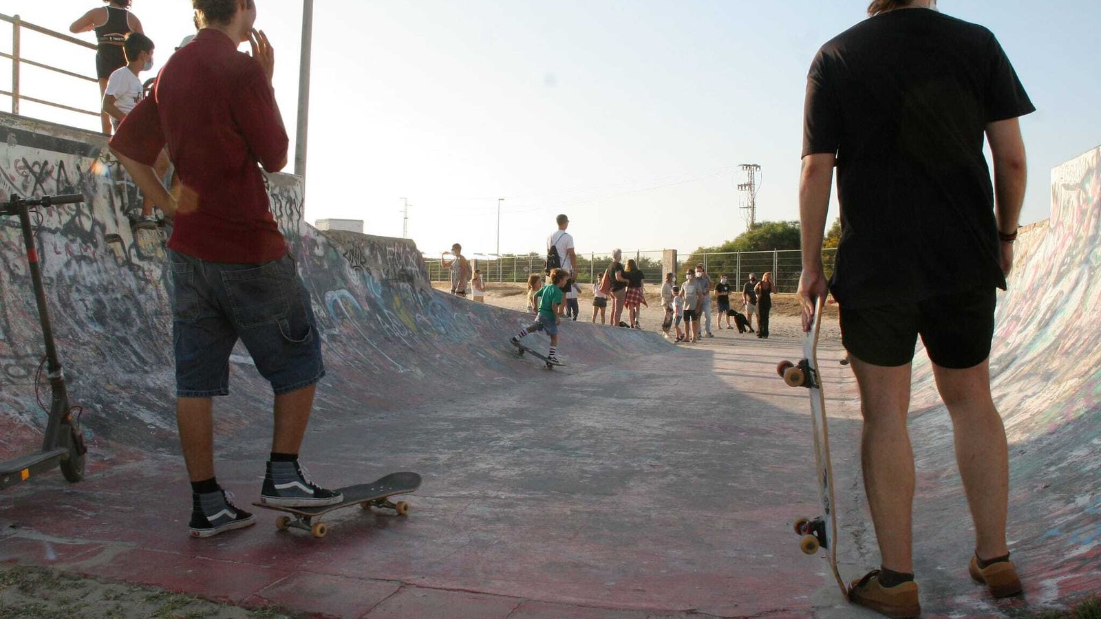 Varios jóvenes, en la deteriorada pista de skate de Valdelagrana.