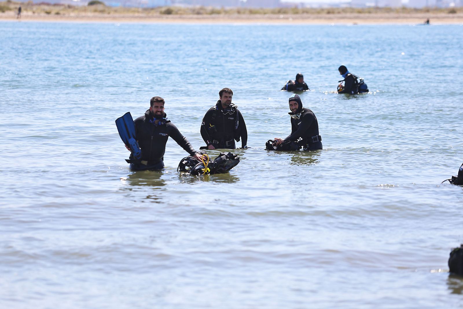Imágenes de la gran recogida de residuos abandonados en el marco de la octava edición de '1m2 contra la basuraleza'. En la playa de la Canaleta.