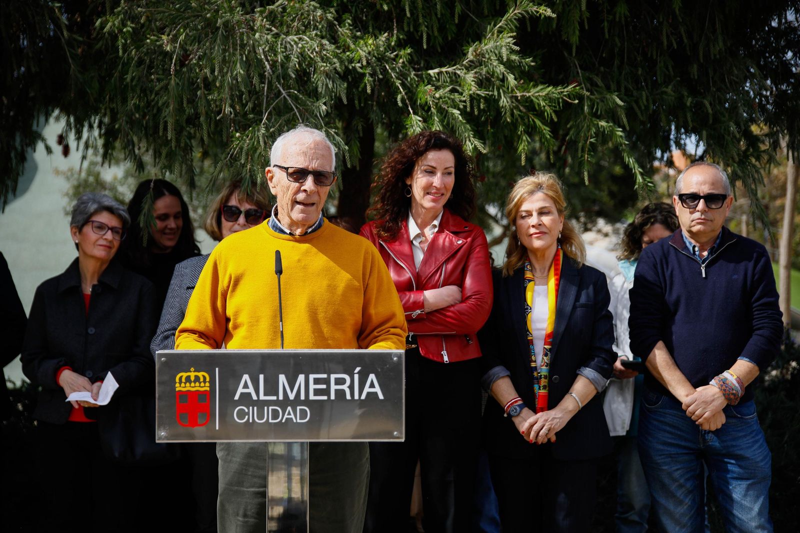 Las imágenes de la plantación de un olivo y el entierro de una cápsula del tiempo