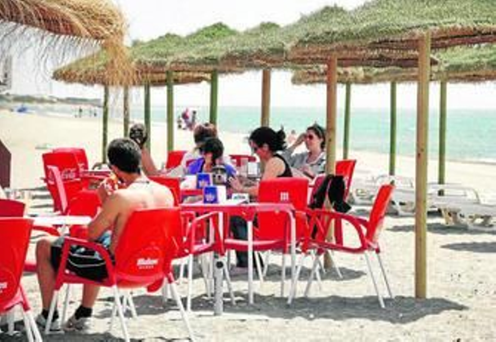 Varias personas en un chiringuito.