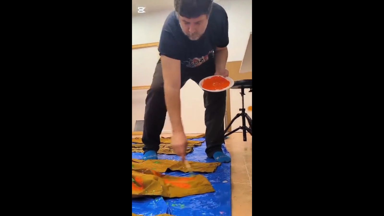 El pintor Pepe Baena interviene los tipos de la chirigota del Parchís