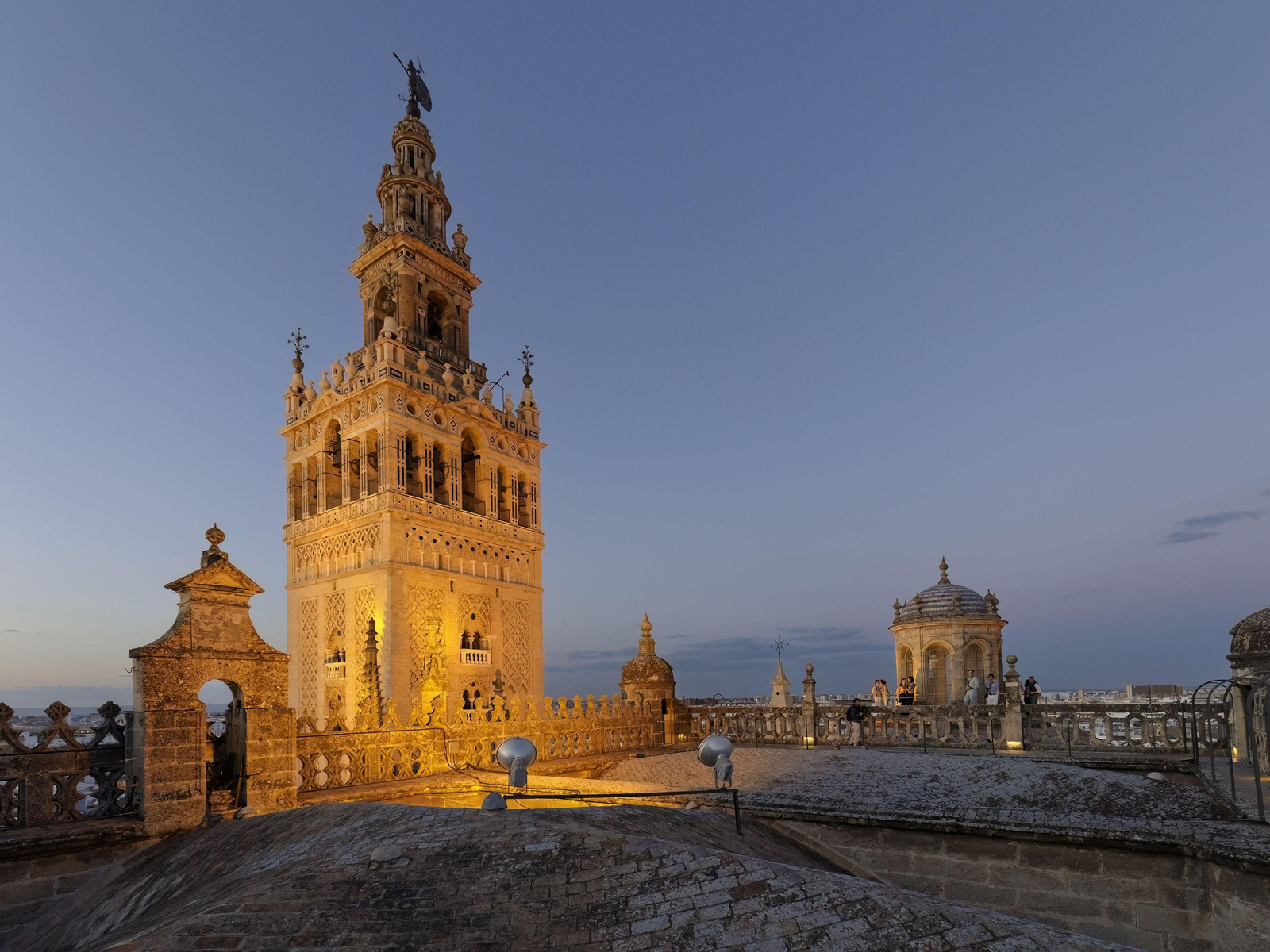 Recorrido de la visita por las cubiertas de la Catedral de Sevilla, al atardecer