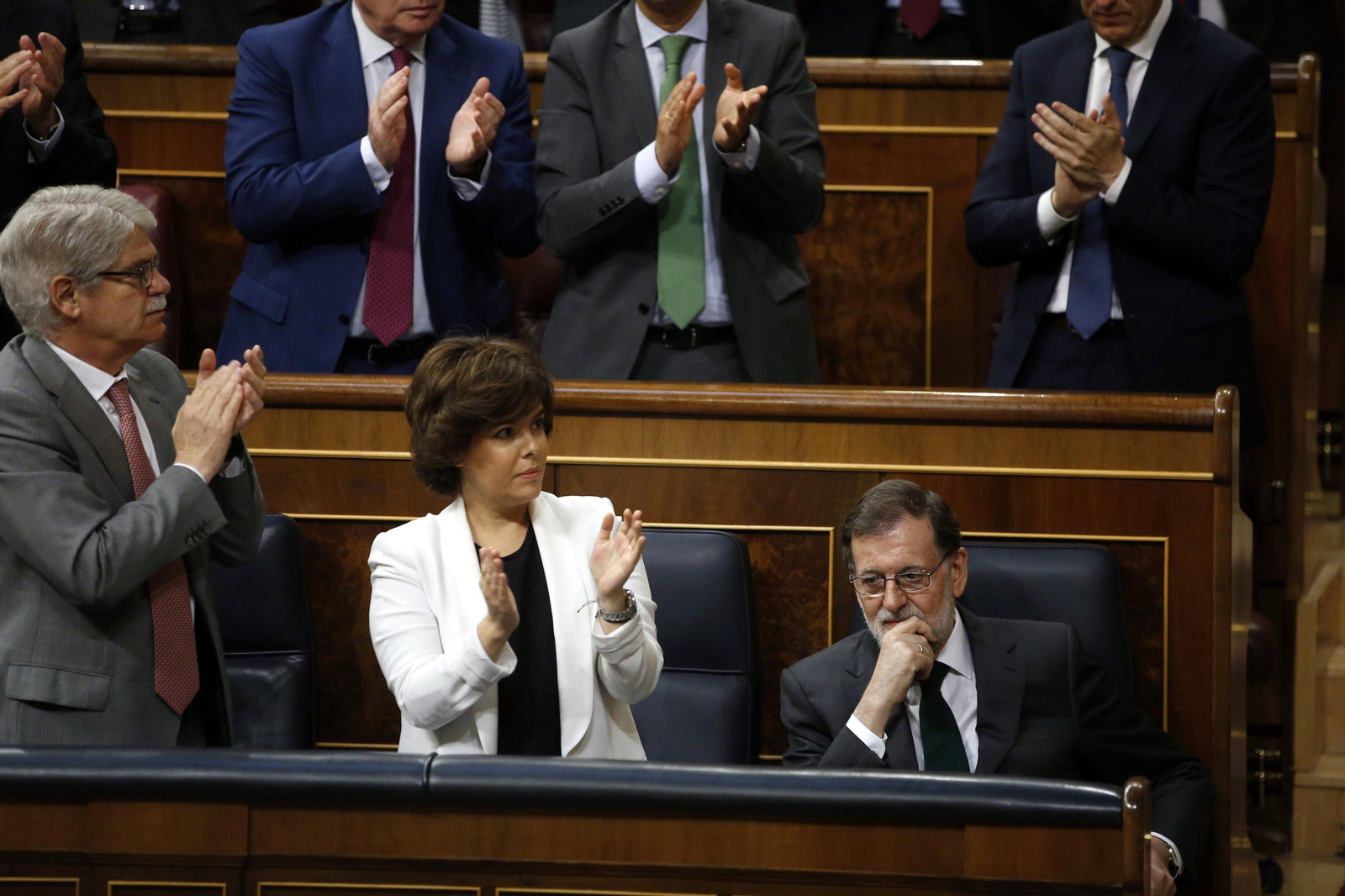 Aplausos del PP a Rajoy a su llegada.