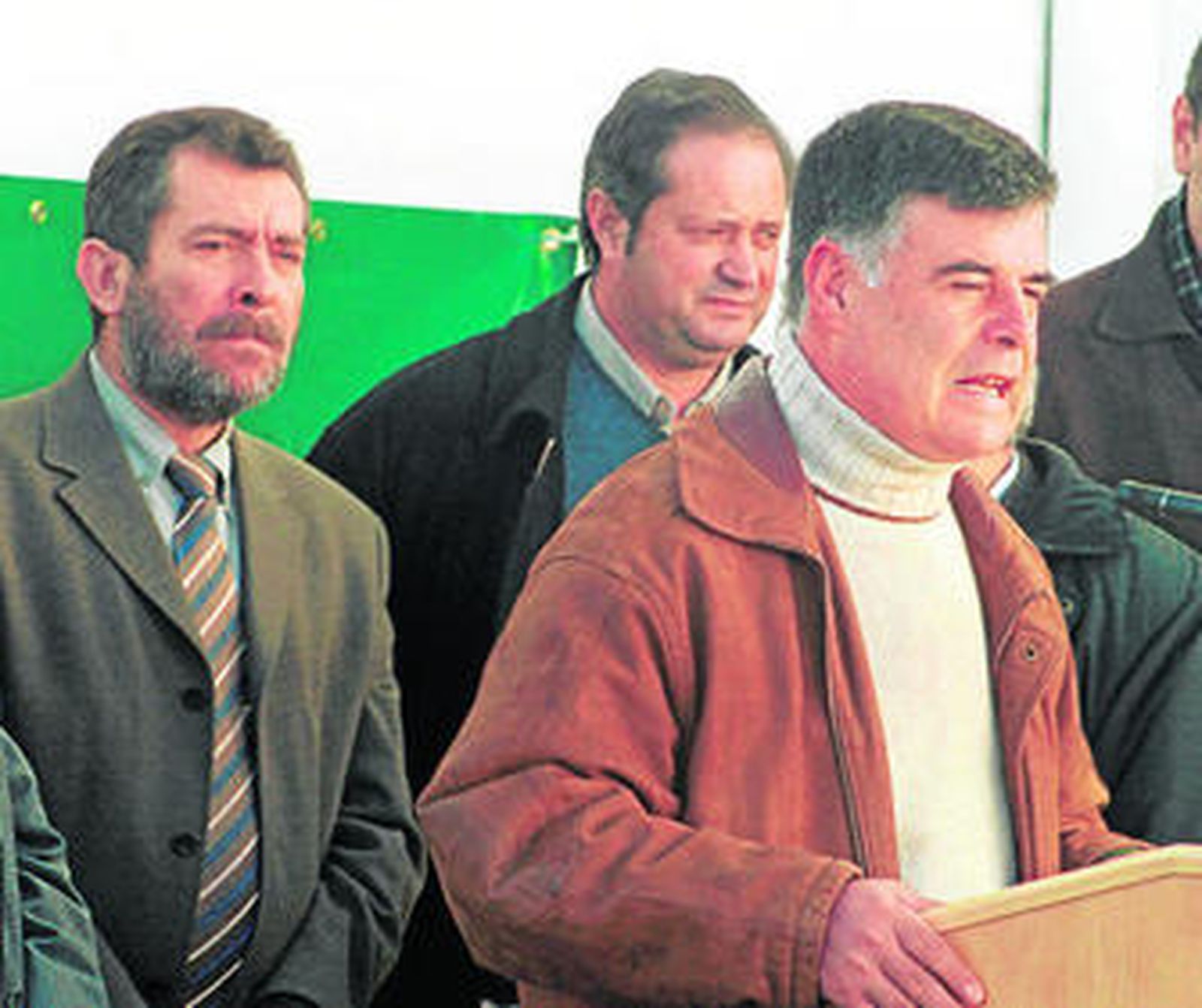 Viera en una feria gastronómica de la Sierra Norte en 2002 y detrás el ex delegado de Empleo Antonio Rivas.