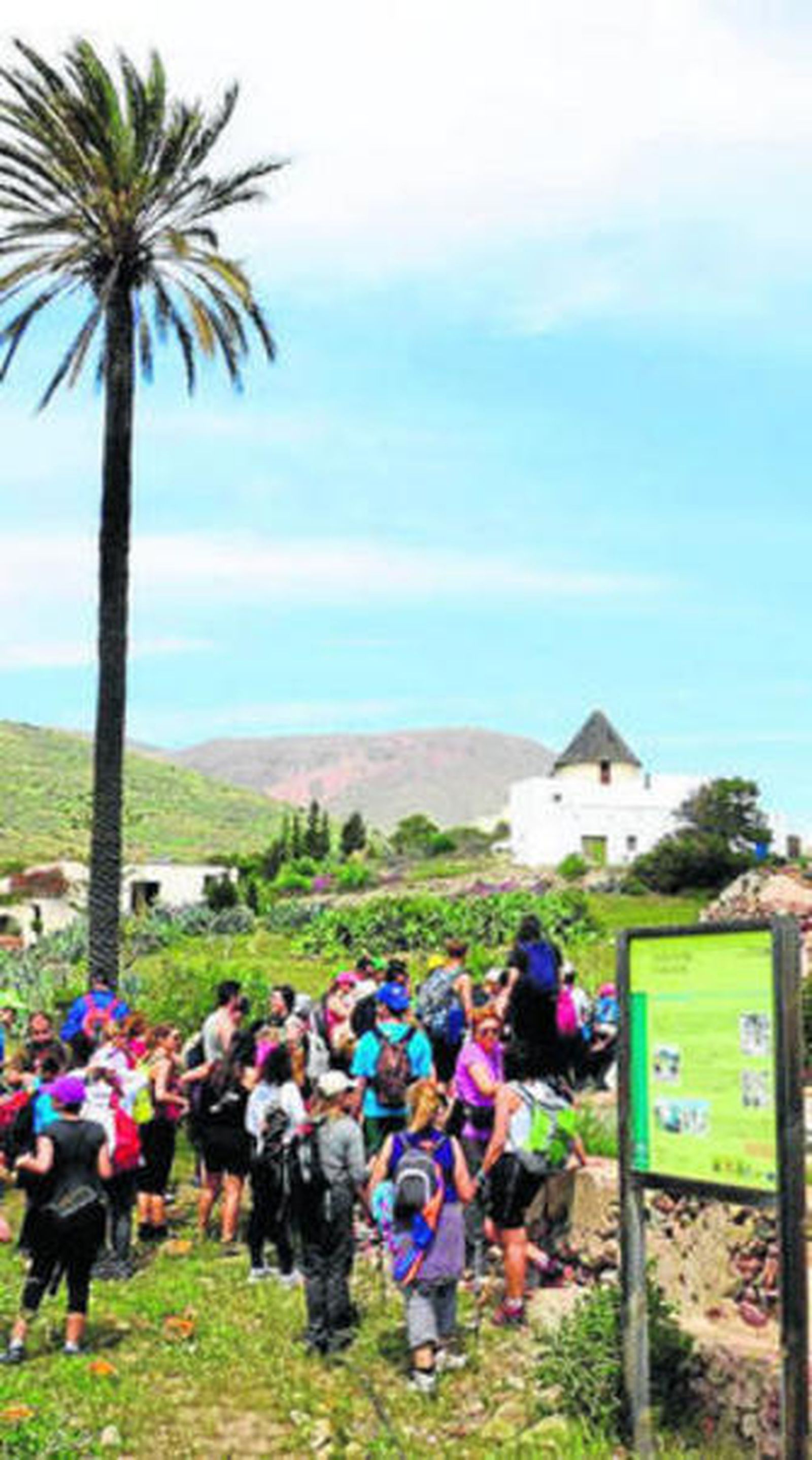 Grupo de senderistas ante uno de los típicos cortijos nijareños.