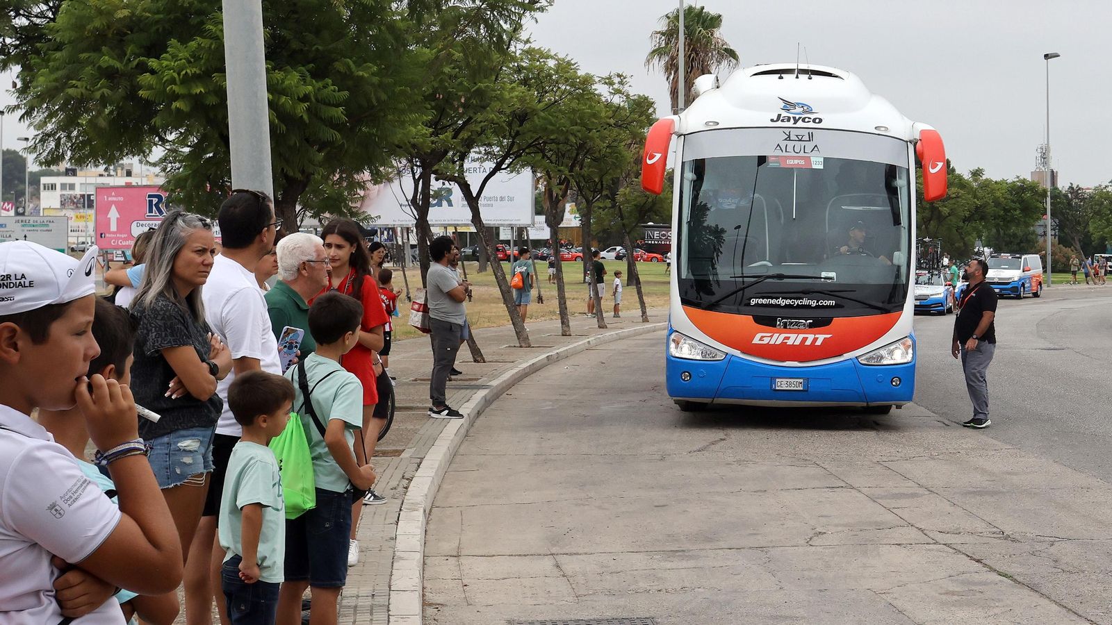Así fue la salida de la Vuelta España desde Carrefour Sur en Jerez