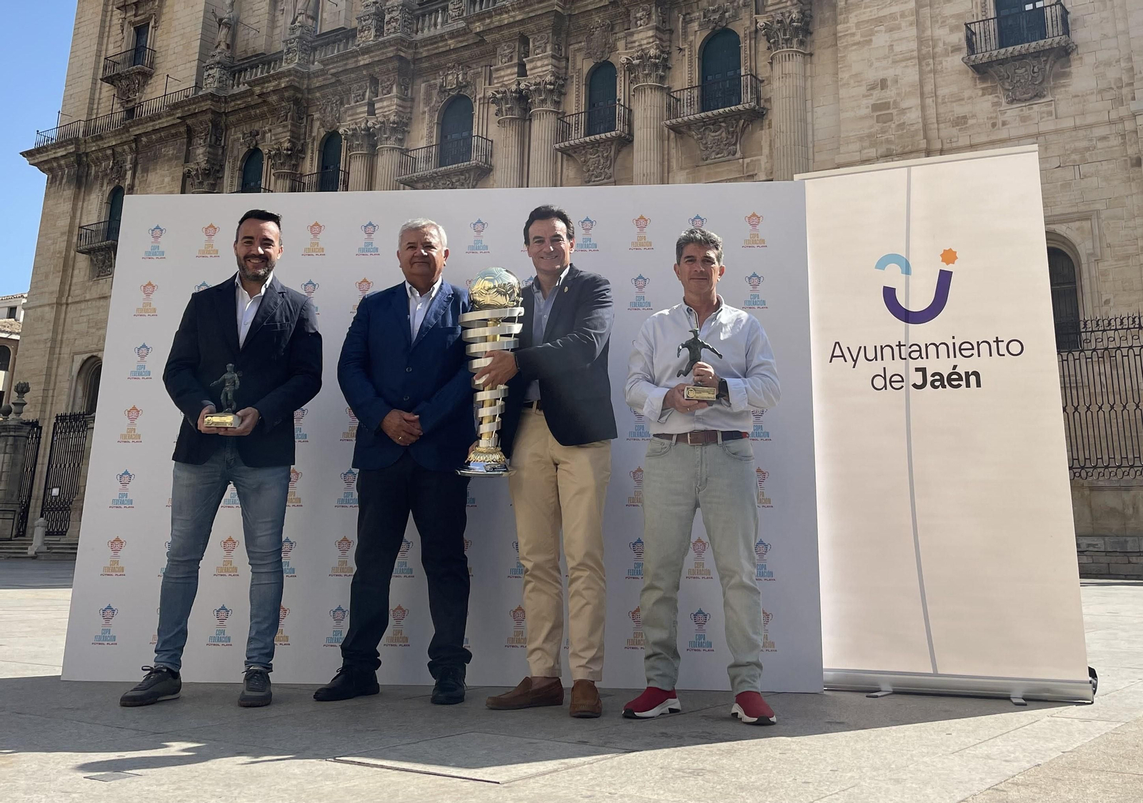 Javier Mañas, Diego Martínez, el alcalde Agustín González y José María Álvarez posan con la Copa Federación ante la Catedral.