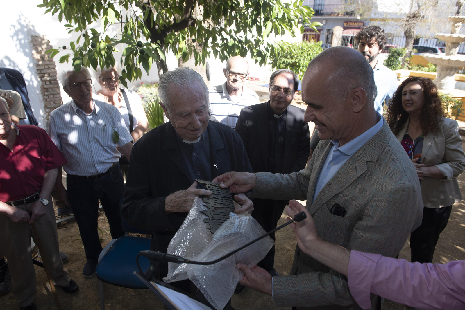 Las imágenes de la inauguración de los jardines del párroco D. Pedro Ybarra