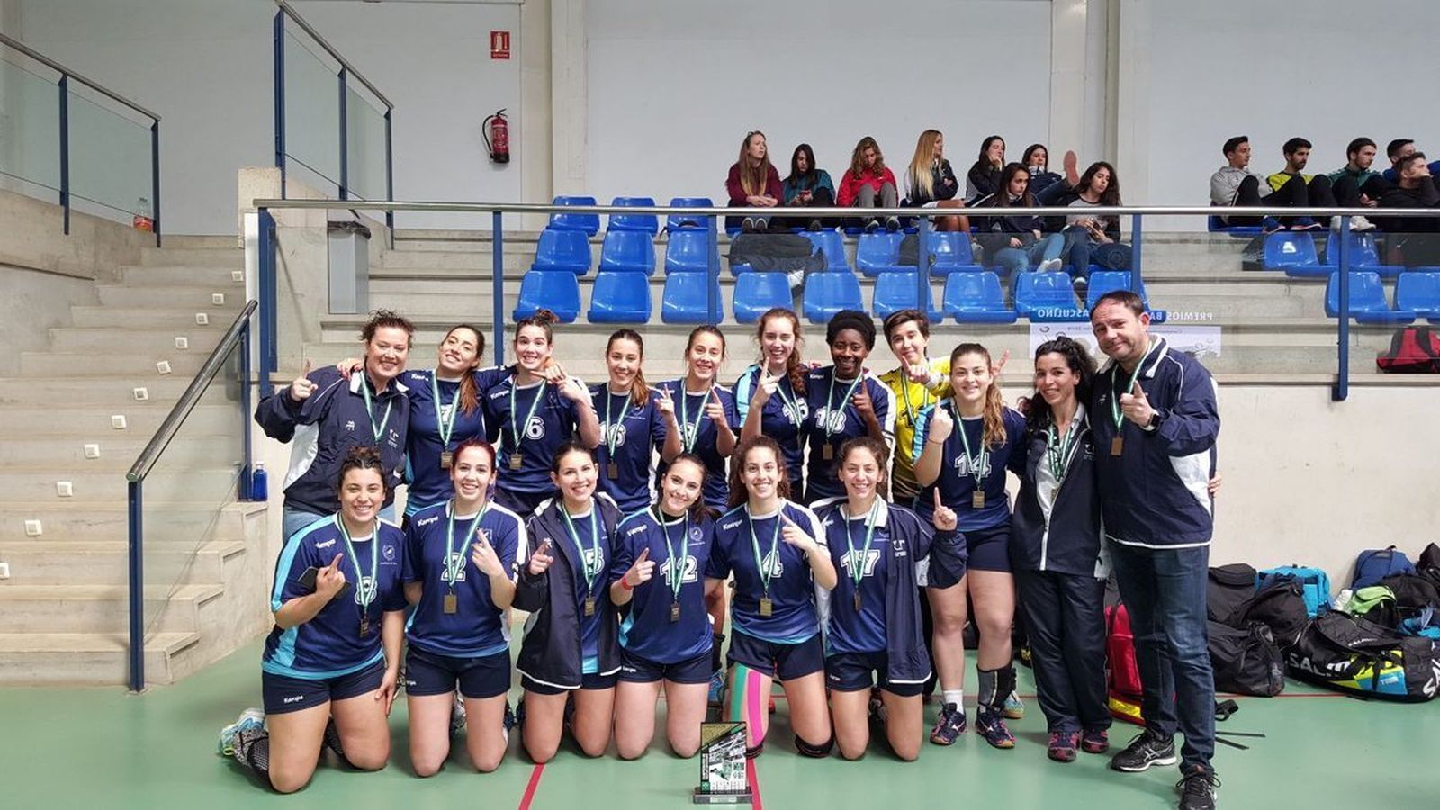 El conjunto malagueño celebra su título de campeón universitario.
