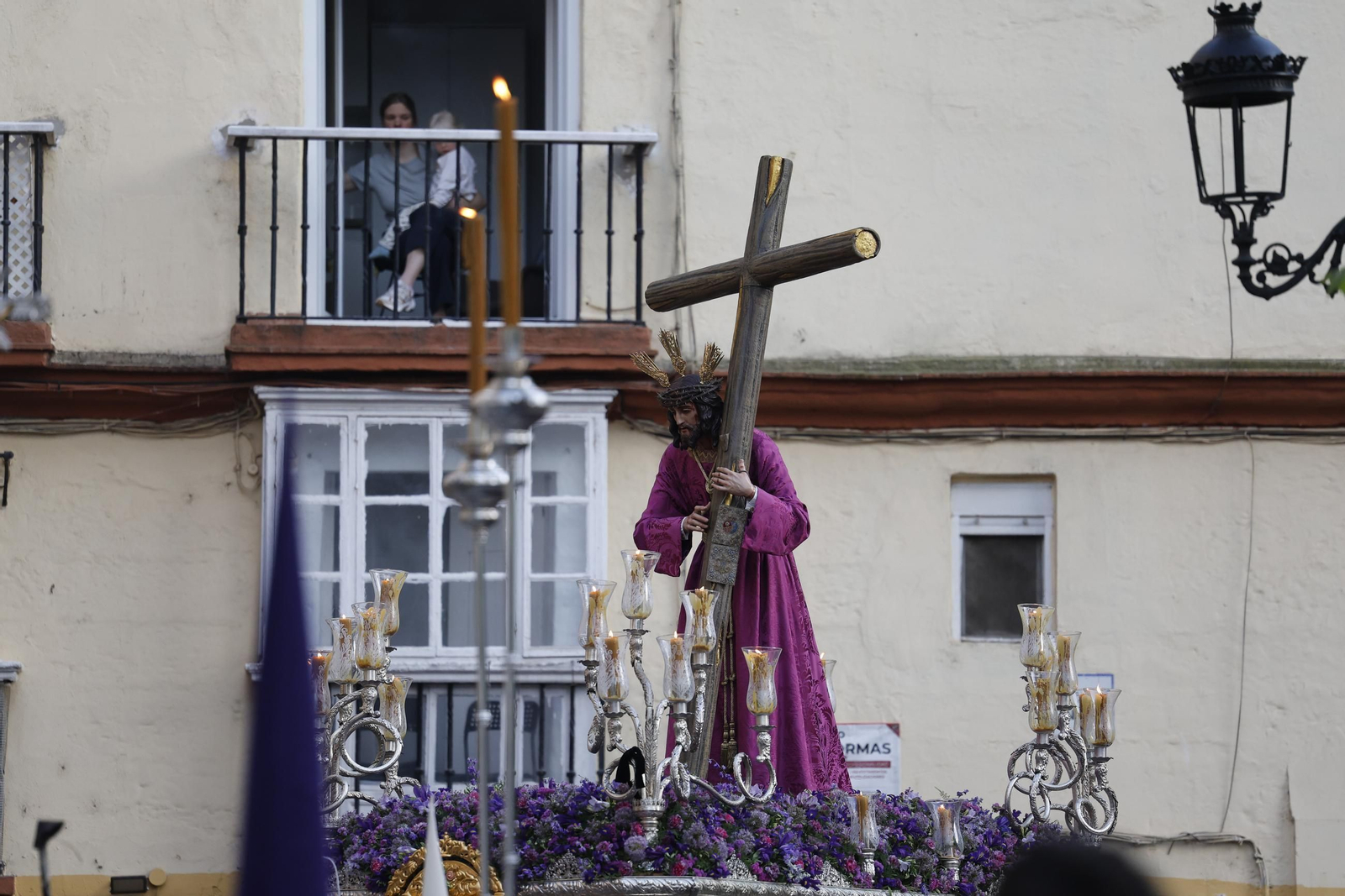 Imágenes de la salida del Nazareno de la Obediencia en la Semana Santa de Cádiz 2025