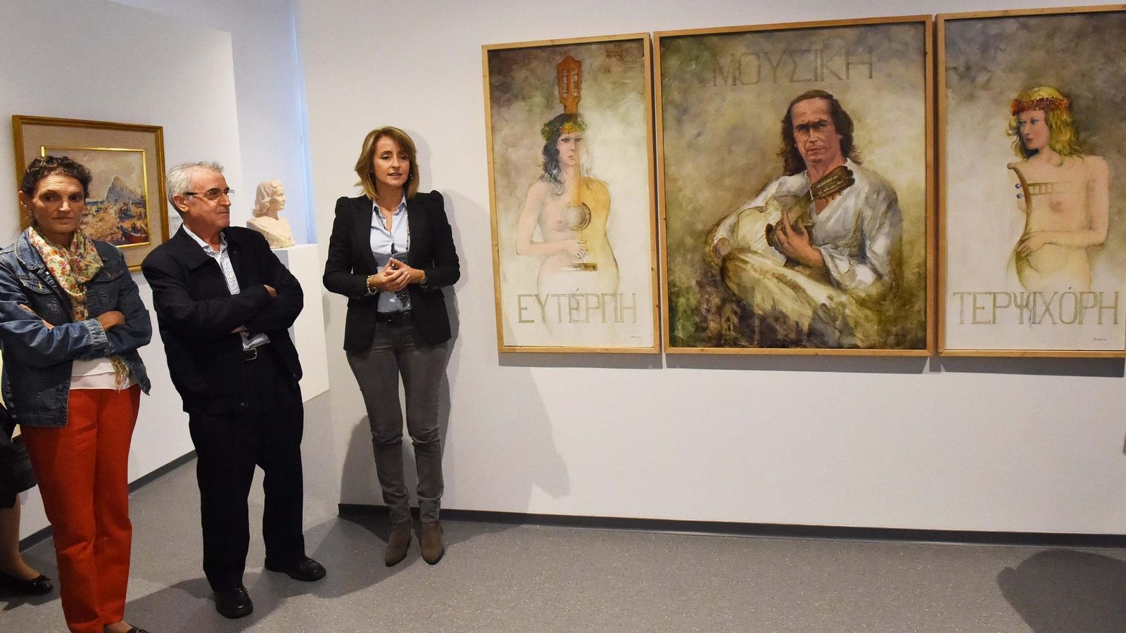 Jiménez, junto a Rosabel O'Neill y Pilar Pintor, admirando su obra sobre Paco de Lucía, en el museo municipal, en 2016