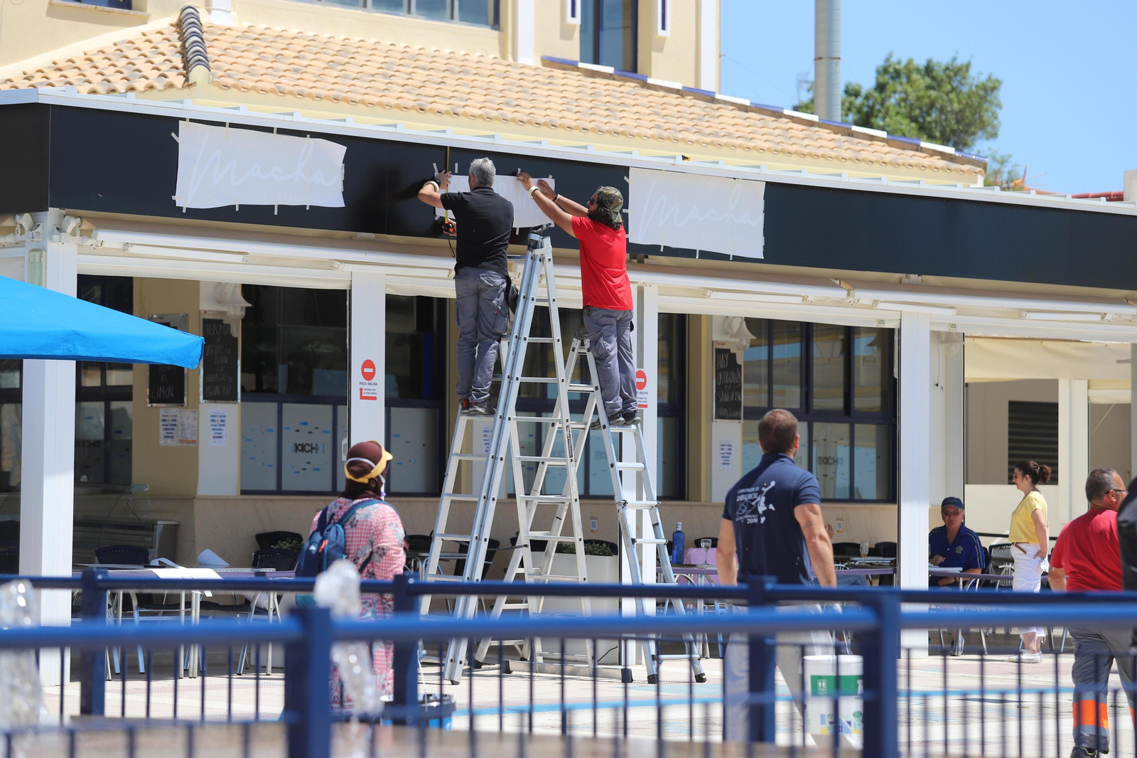 Preparativos ayer en el exterior de un restaurante en primera línea de playa en el núcleo lepero de La Antilla.