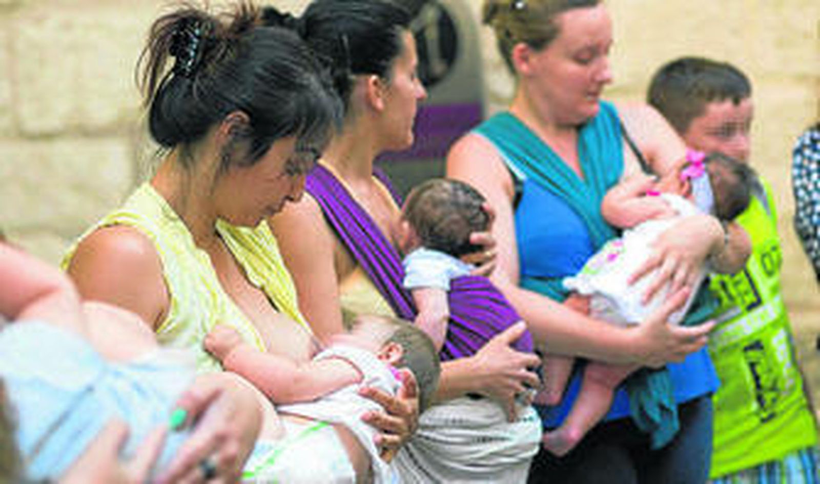 Algunas de las madres concentradas ayer en la 'tetada' popular.