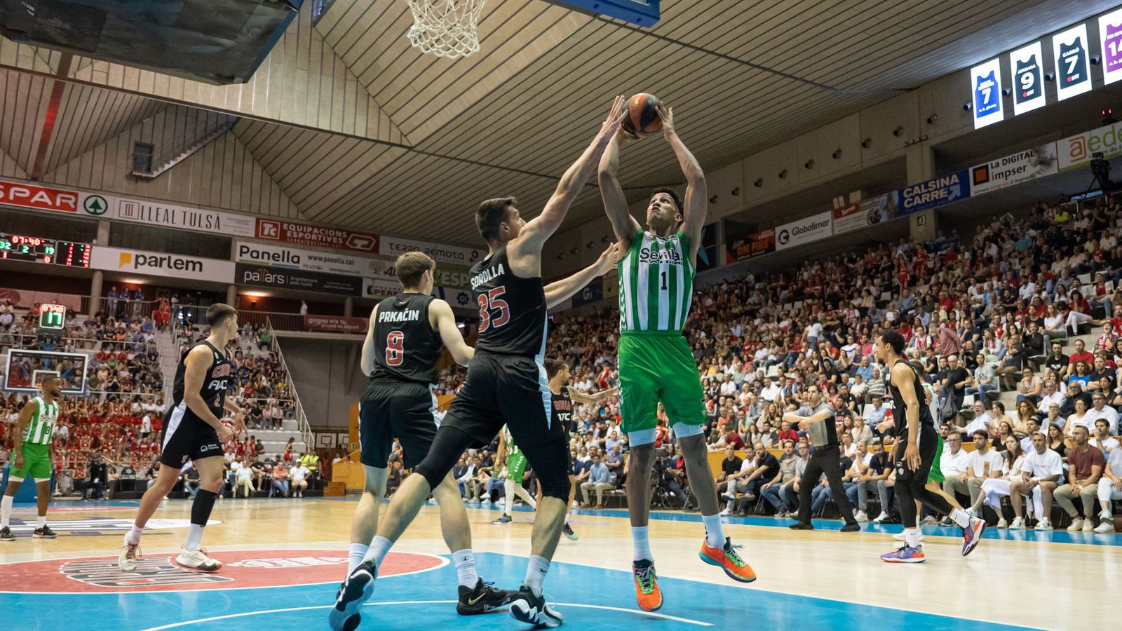 Tyson trata de anotar ante Sorolla.