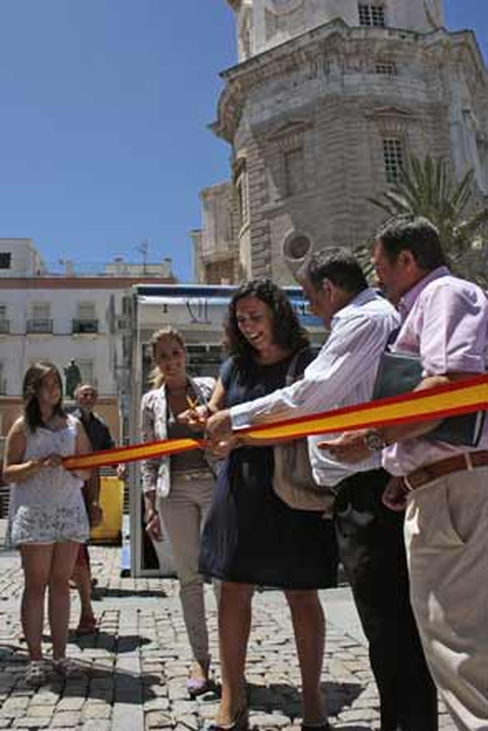 La Catedral despierta rodeada de ánforas, vasijas, botijos, útiles de cocina y macetas de barro

Foto: Almudena Torres
