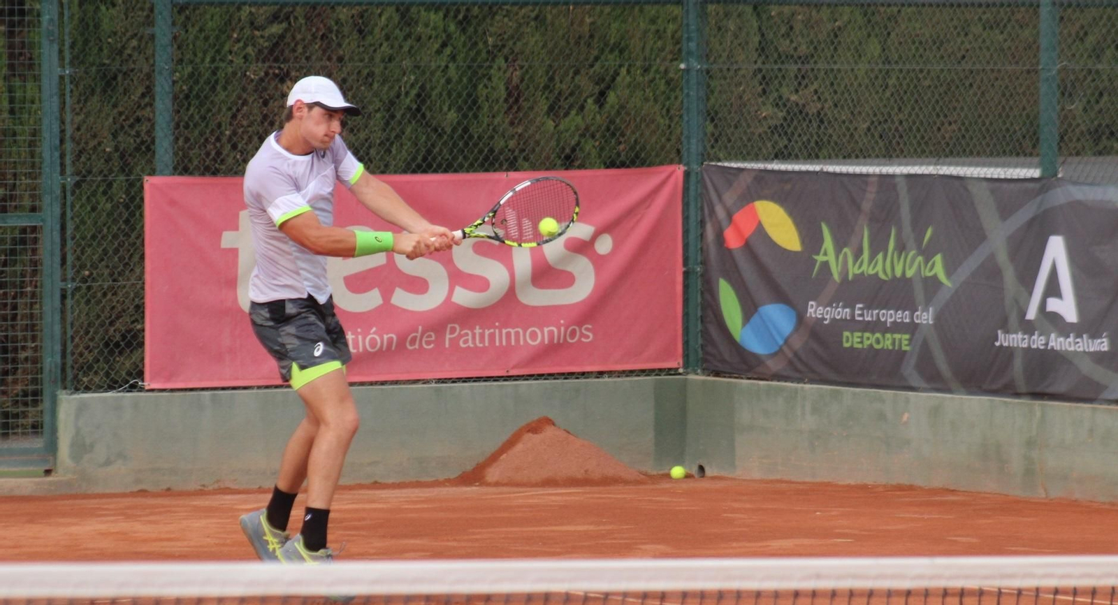 Valentín Royer devuelve una bola durante su partido.