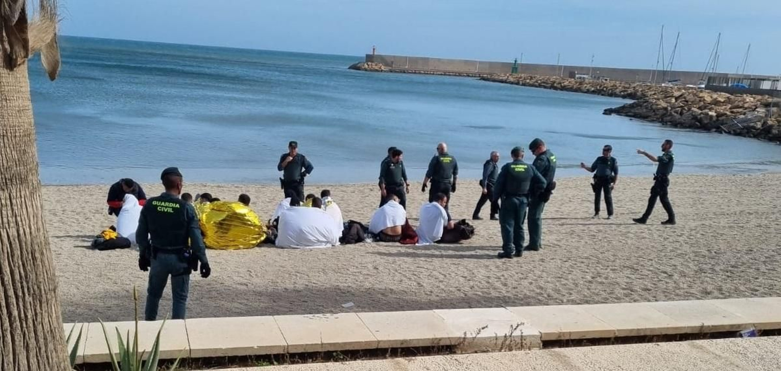 La Guardia Civil atiende a los inmigrantes en la playa.