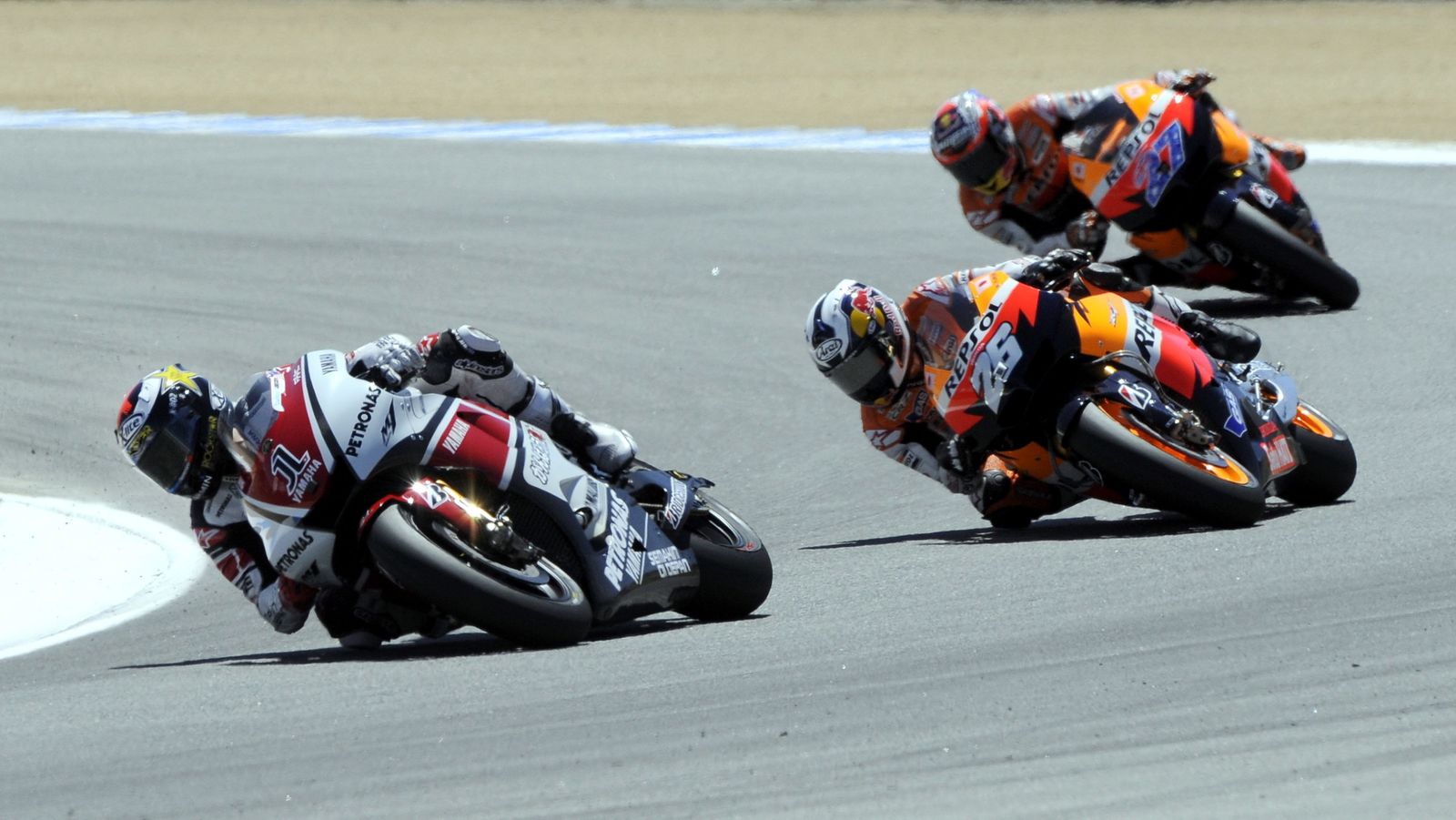 Stoner doblega a Lorenzo y aumenta su ventaja en el mundial  Foto: EFE