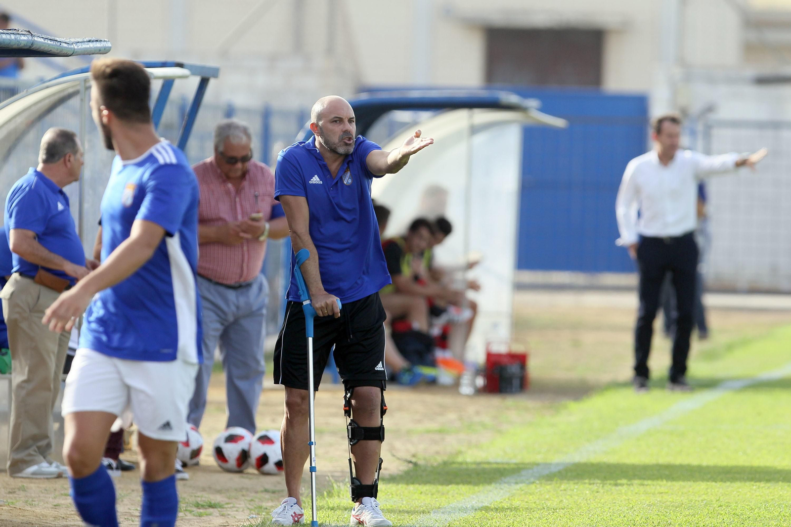 Pineda da instrucciones a los jugadores en un partido del XCD en La Juventud