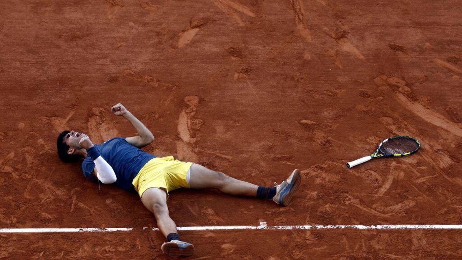 En el suelo, una estampa familiar en la tierra batida de la pista Philippe Chatrier.