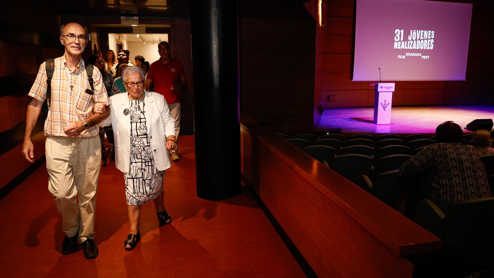 Juan Carlos Carrión acompaña a una de las protagonistas de la jornada a su entrada al auditorio.