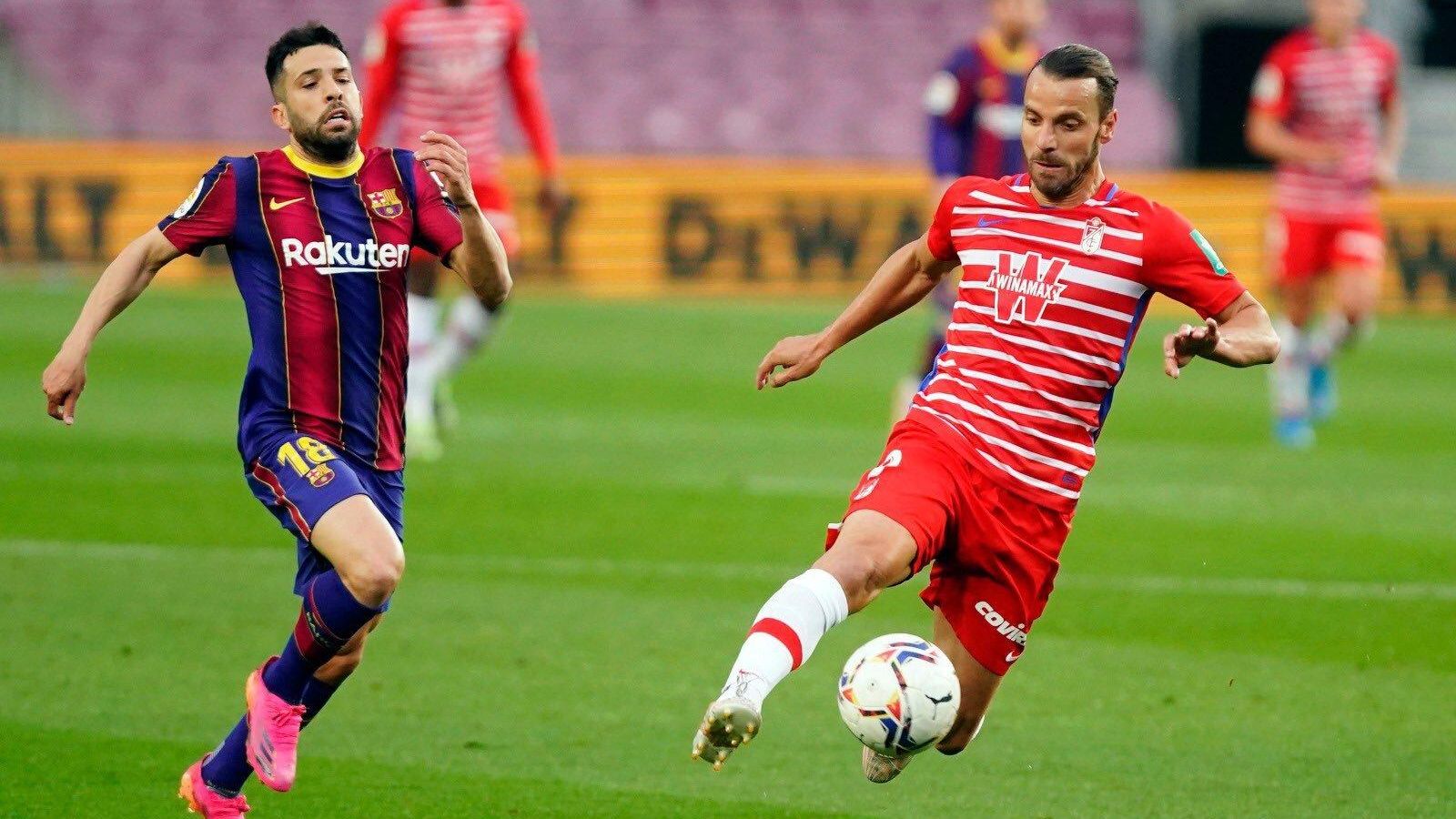 Jordi Alba persigue a Soldado.