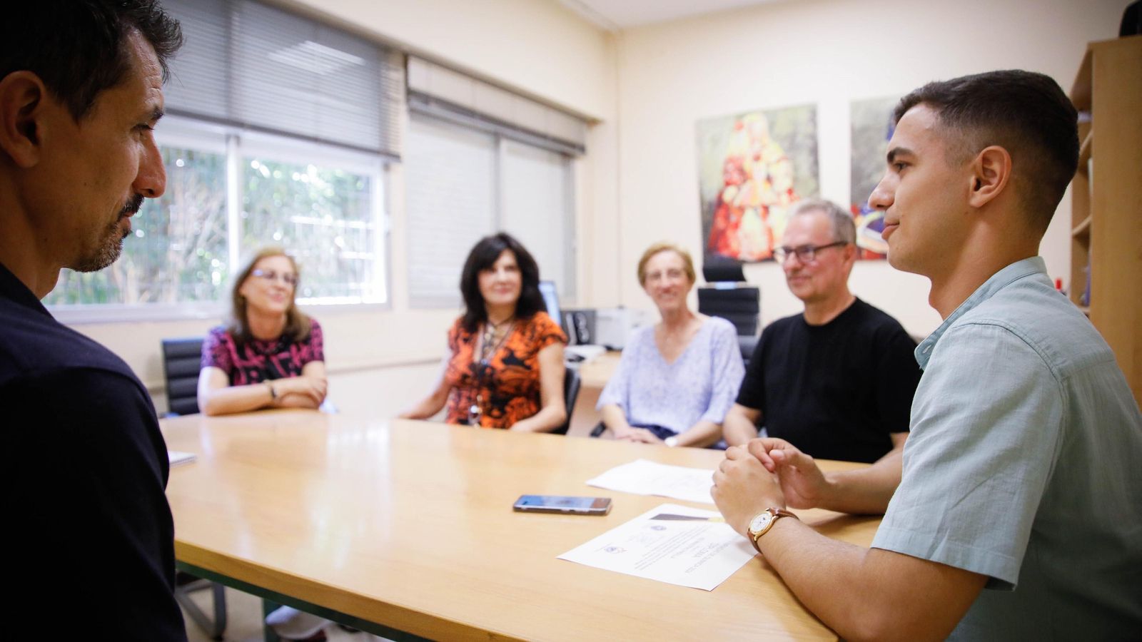 La dirección del centro y los docentes que le han dado clase destacan la brillantez del alumno y señalan que tiene "Altas Capacidades de verdad"