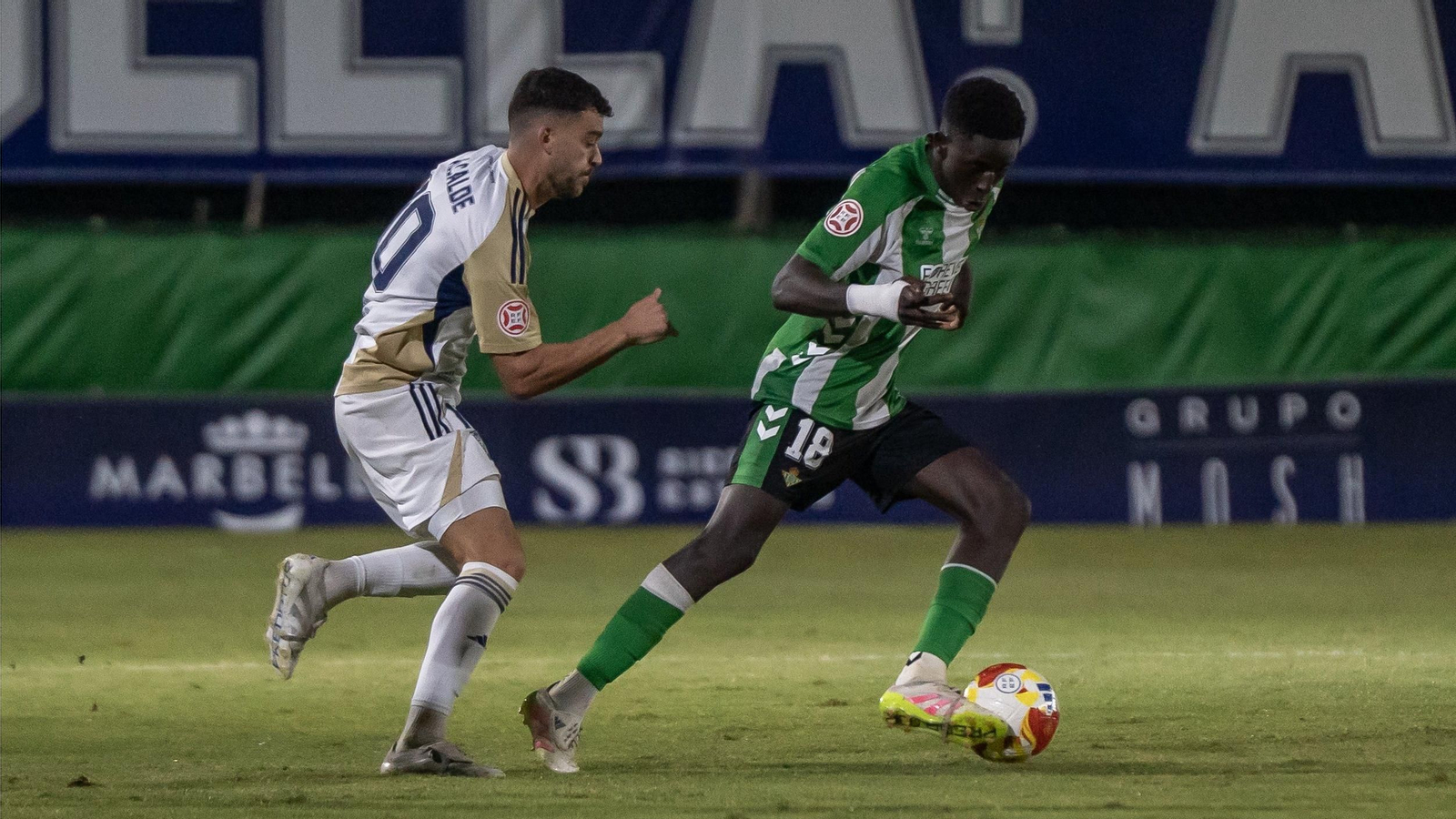 Gnangoro Bouare conduce el balón ante la presión de Luis Alcalde en el partido ante el Marbella.