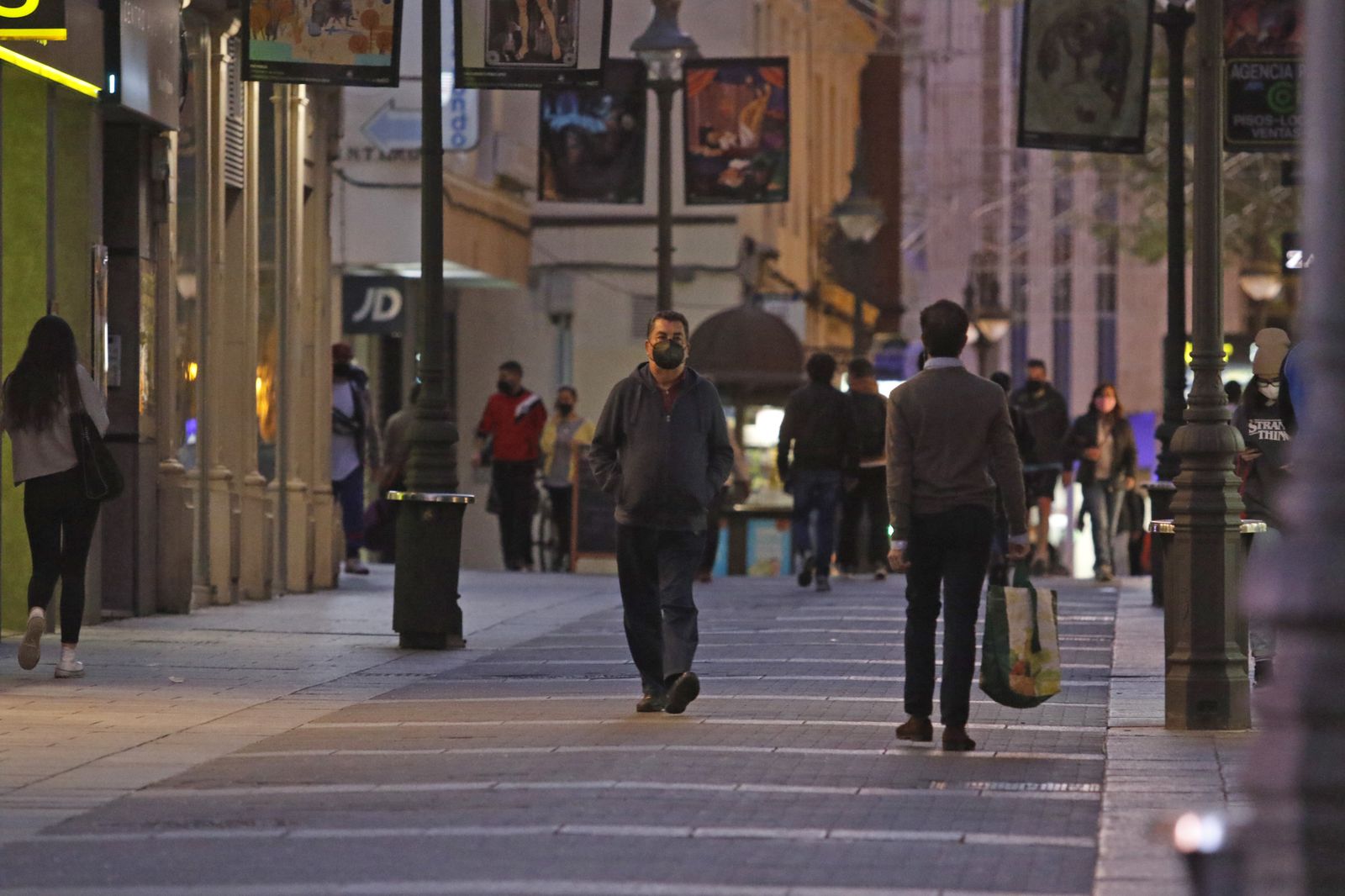 La primera tarde de cierre de bares y comercio en Córdoba, en fotografías