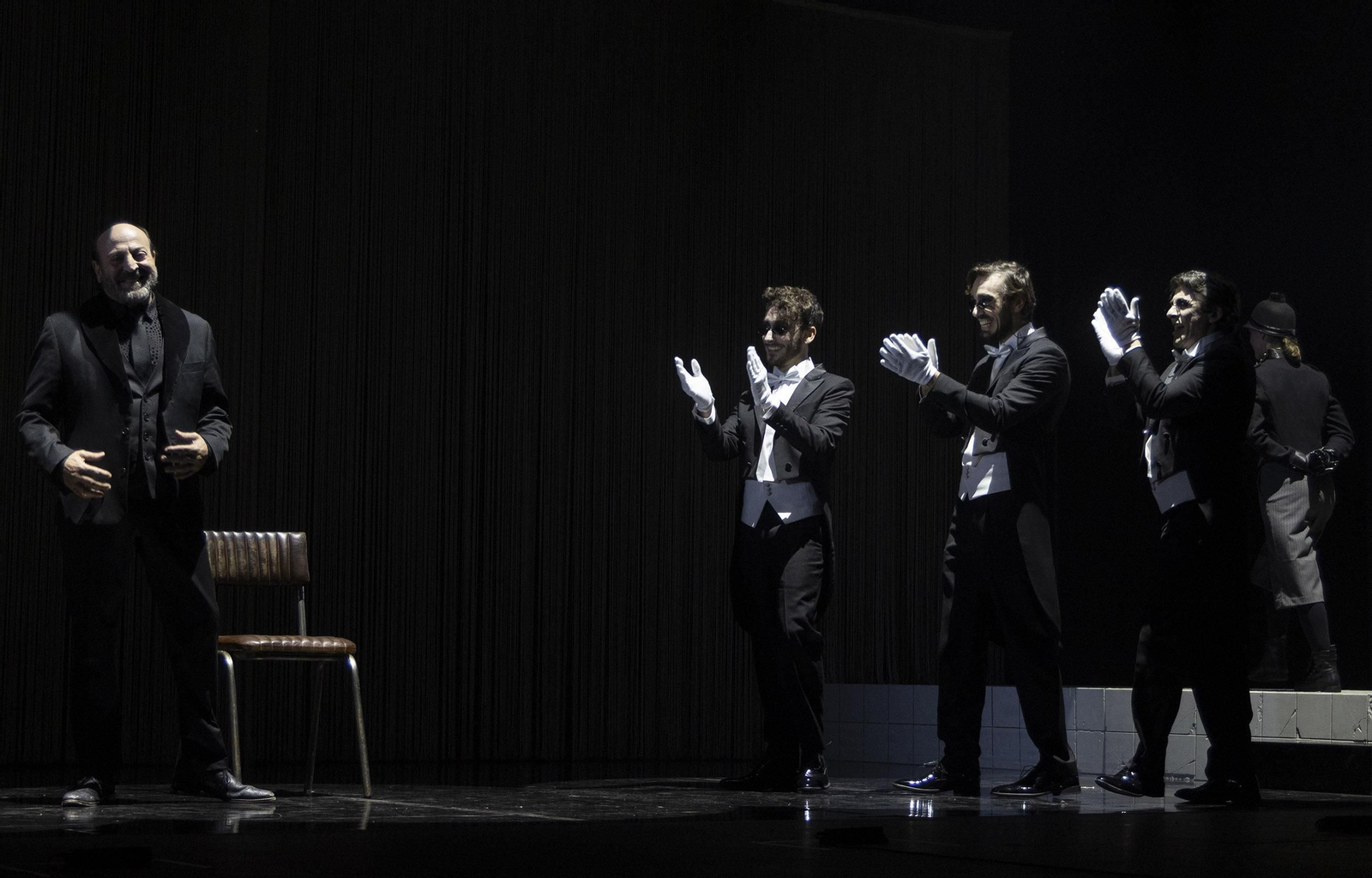 Juan Motilla, a la izquierda, interpreta al Director en 'El público'.