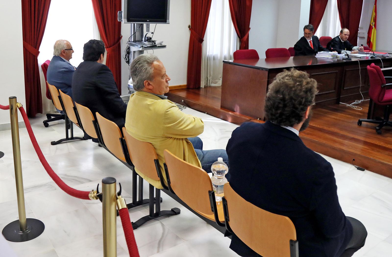Al fondo, los representantes de la acusación particular y del ministerio público durante la celebración del juicio.