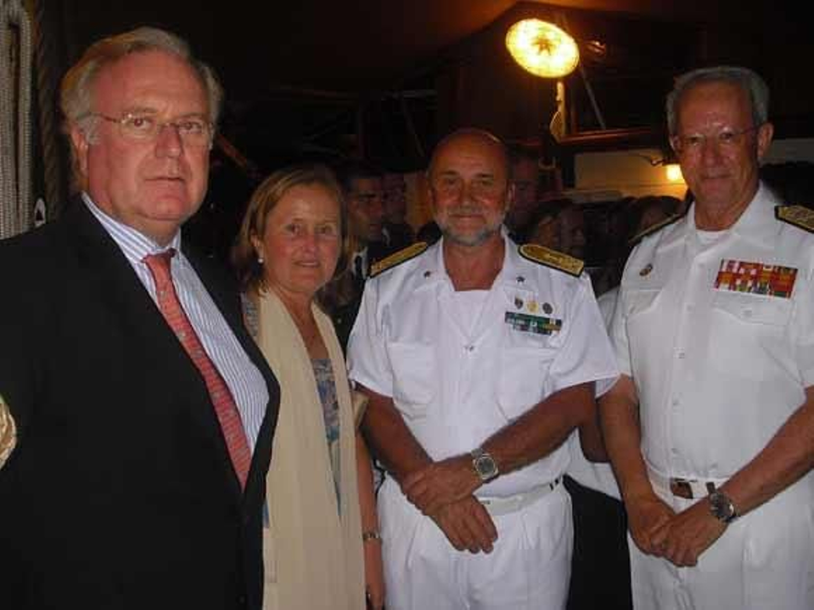 Los almirantes Muñoz-Delgado y Binelli junto a Tomás Osborne Gamero-Cívico y la esposa de éste.

Foto: Gema Amil