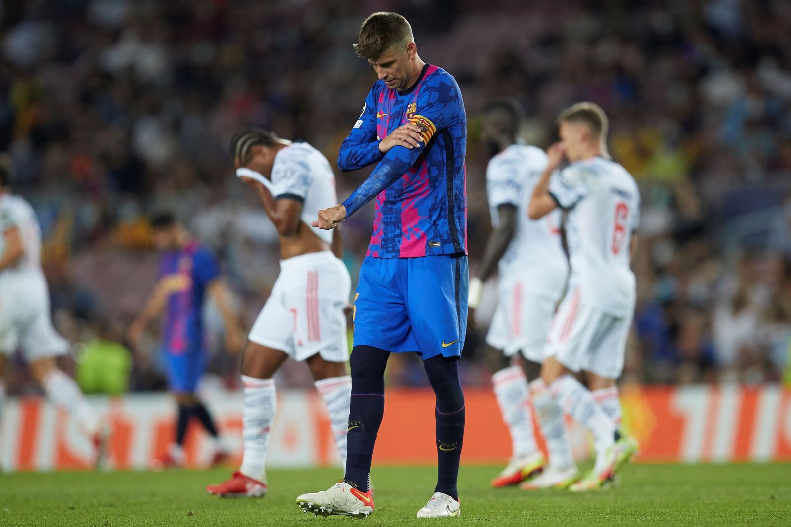 Piqué, cabizbajo durante el partido frente al Bayern en el Camp Nou.