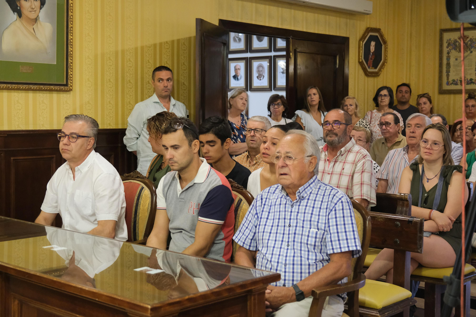 El minuto de silencio en Cabra en honor a Juan Isidoro Muñoz Chacón, en imágenes