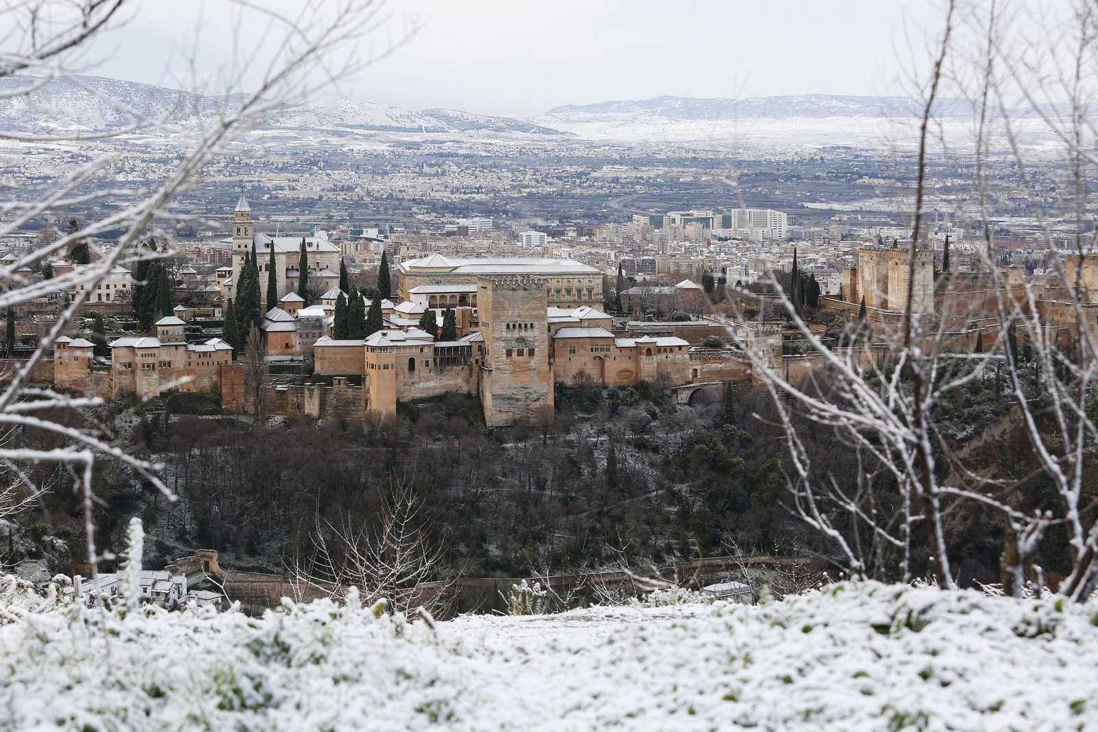 Fotos: la borrasca Filomena hace que Granada amanezca cubierta de nieve por primera vez este 2021