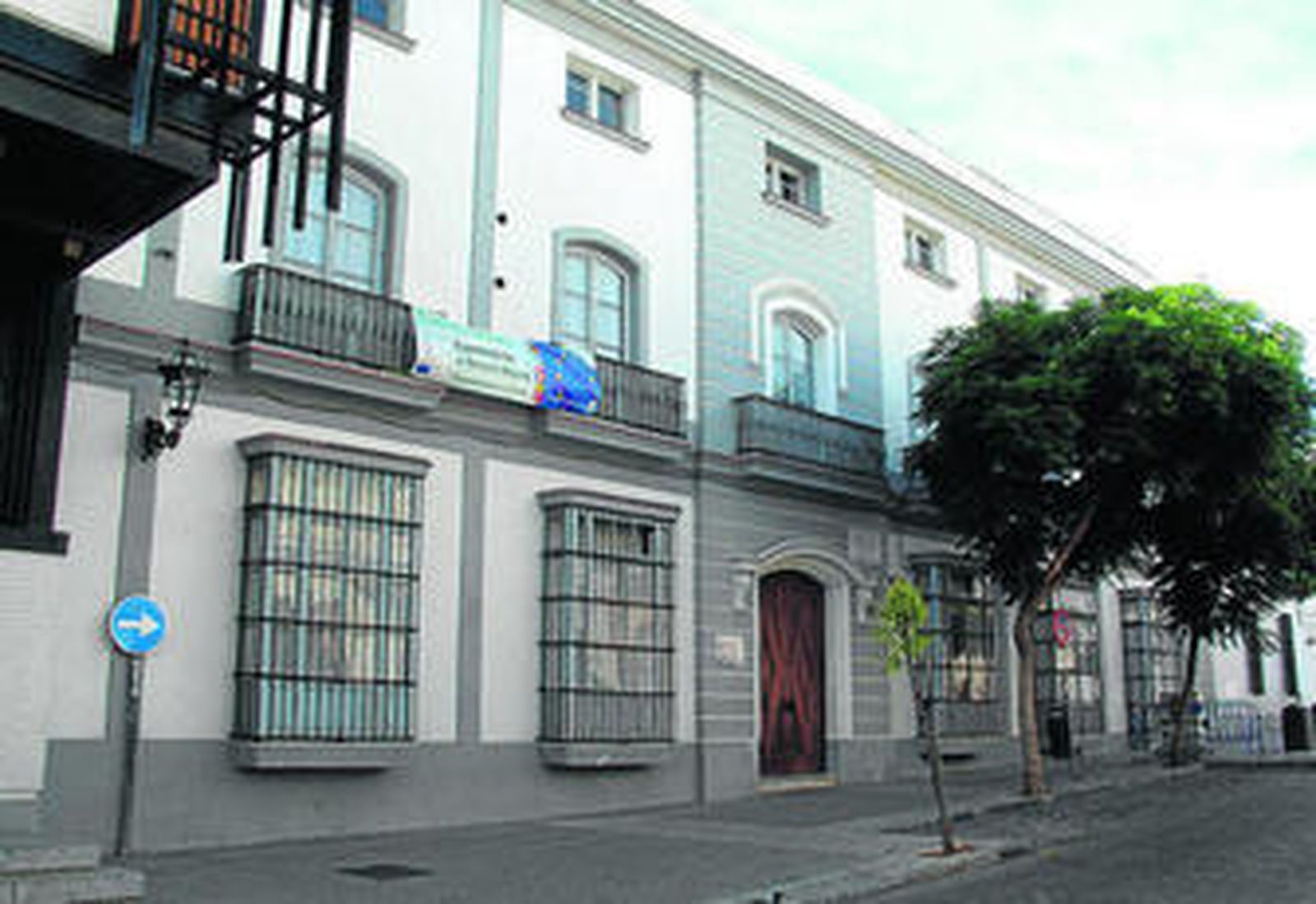 Fachada de la entrada principal del colegio de las Carmelitas, en la calle Colón.