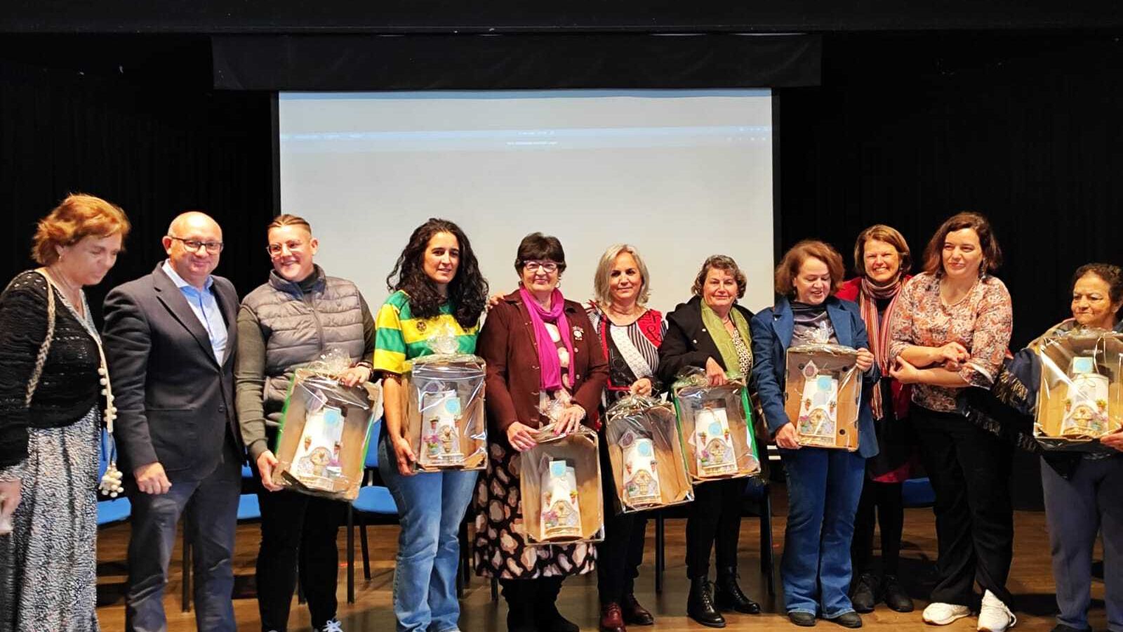 Las participantes en la mesa redonda, con los concejales asistentes.