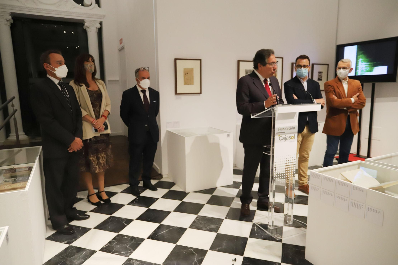 Las imágenes de la inauguración de la exposición 'Los Nuestros. Un puente de palabras'en el Comercial