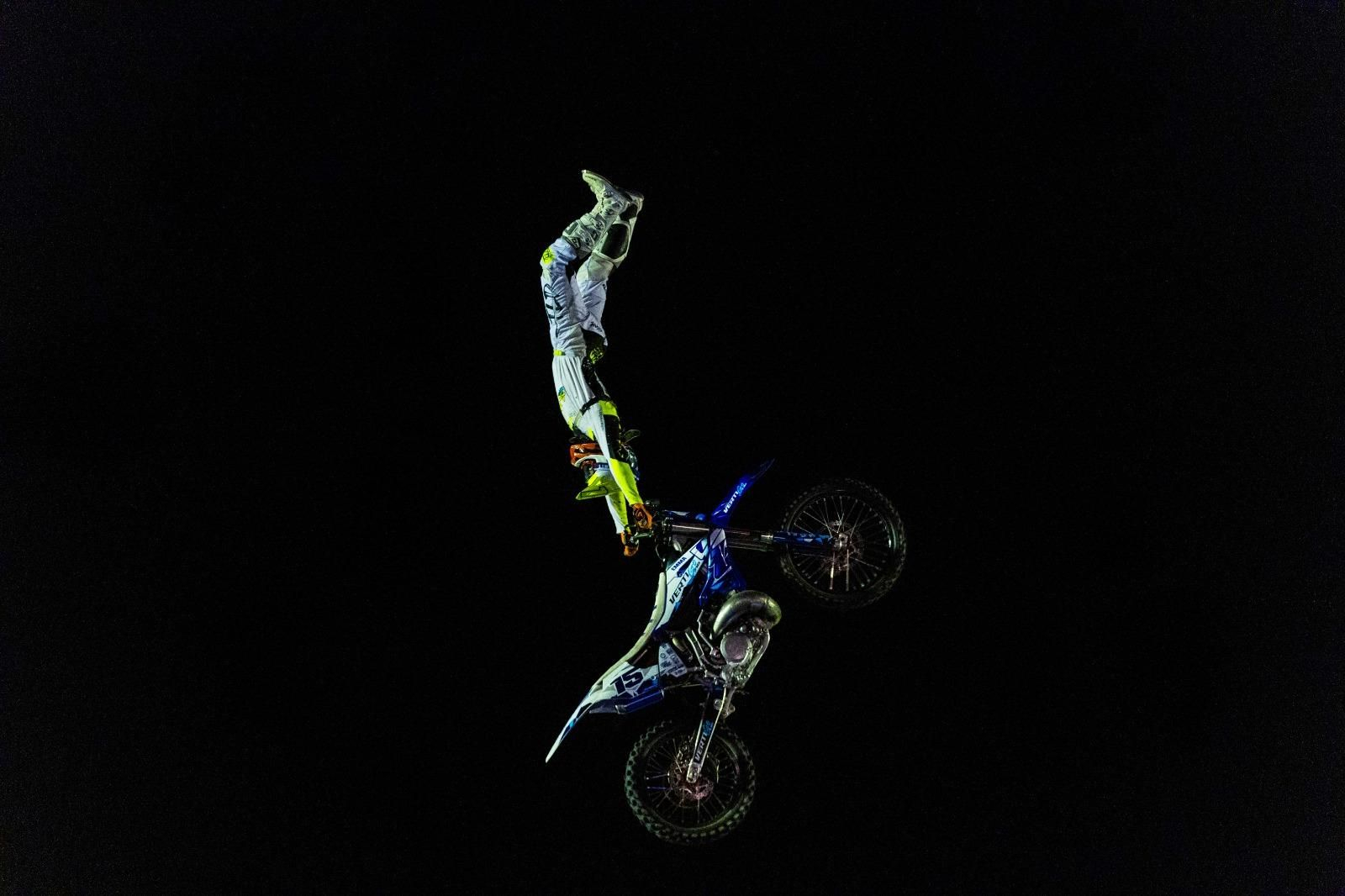 Las espectaculares imágenes que dejan las acrobacias en moto del Freestyle FMX celebrado en San Fernando